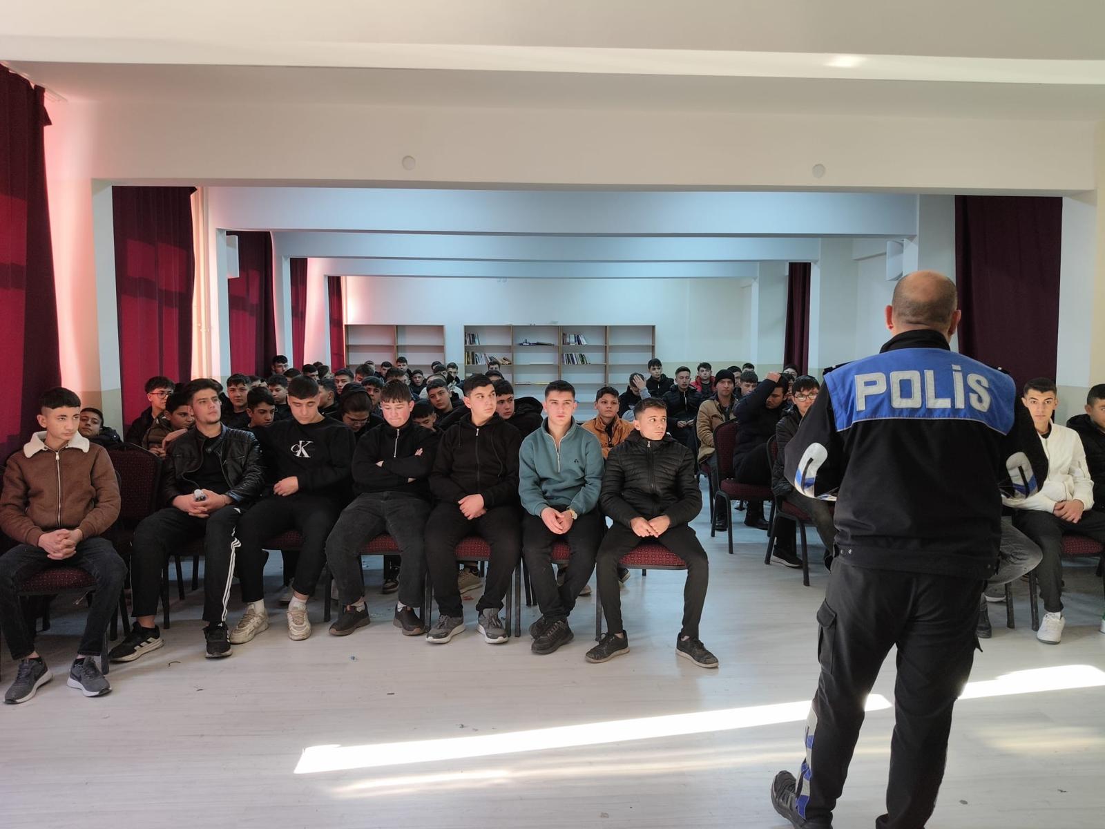 Polis Ağabeylerinden Öğrencilere Bilgilendirme