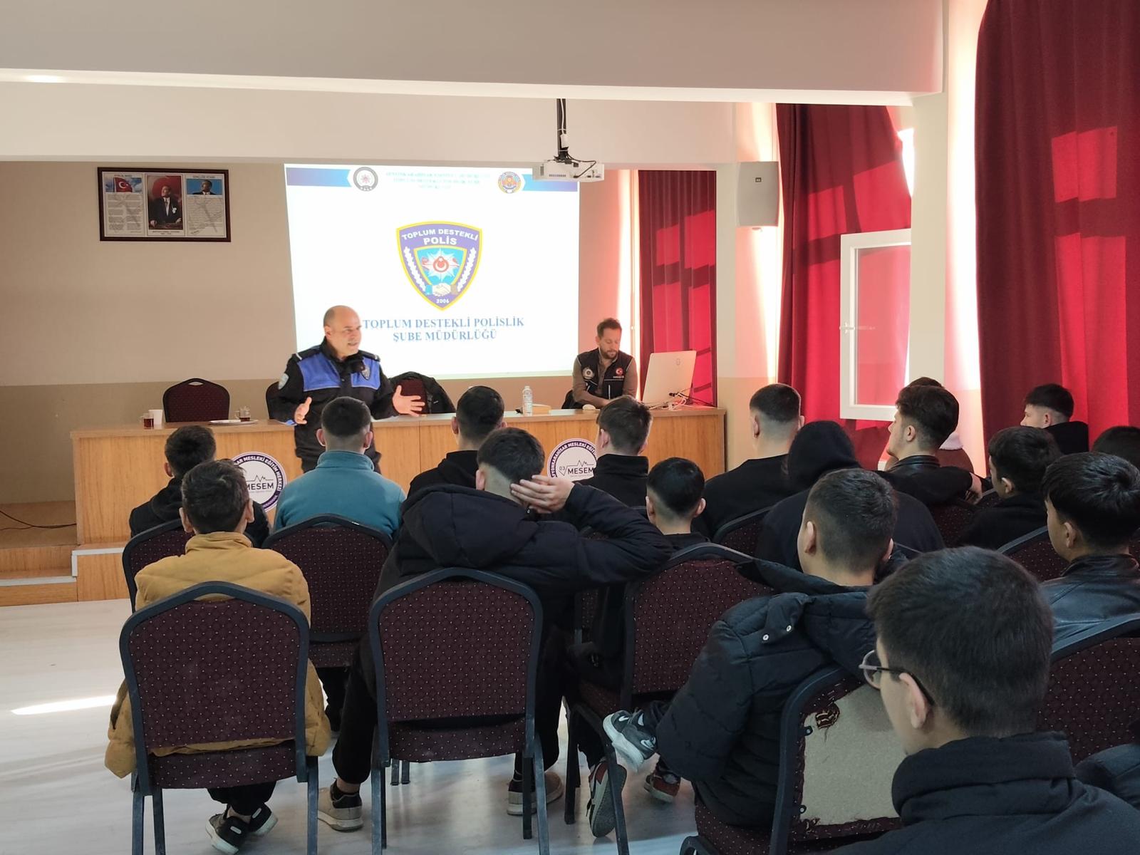 Polis Ağabeylerinden Öğrencilere Bilgilendirme