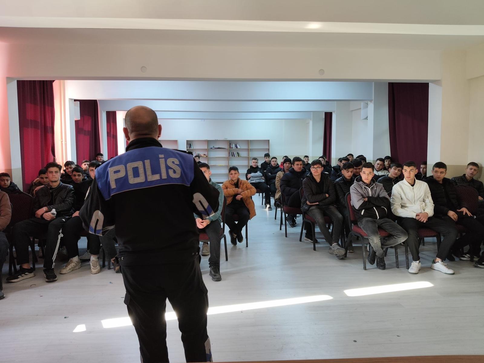 Polis Ağabeylerinden Öğrencilere Bilgilendirme