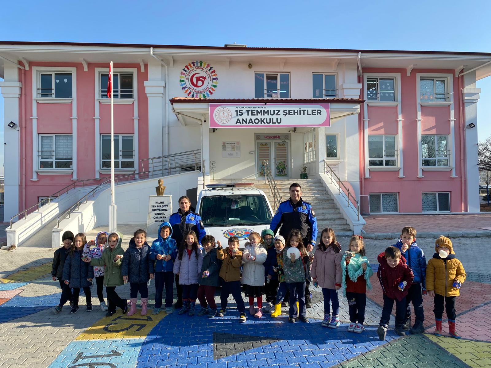 Polislerden Miniklere Ziyaret