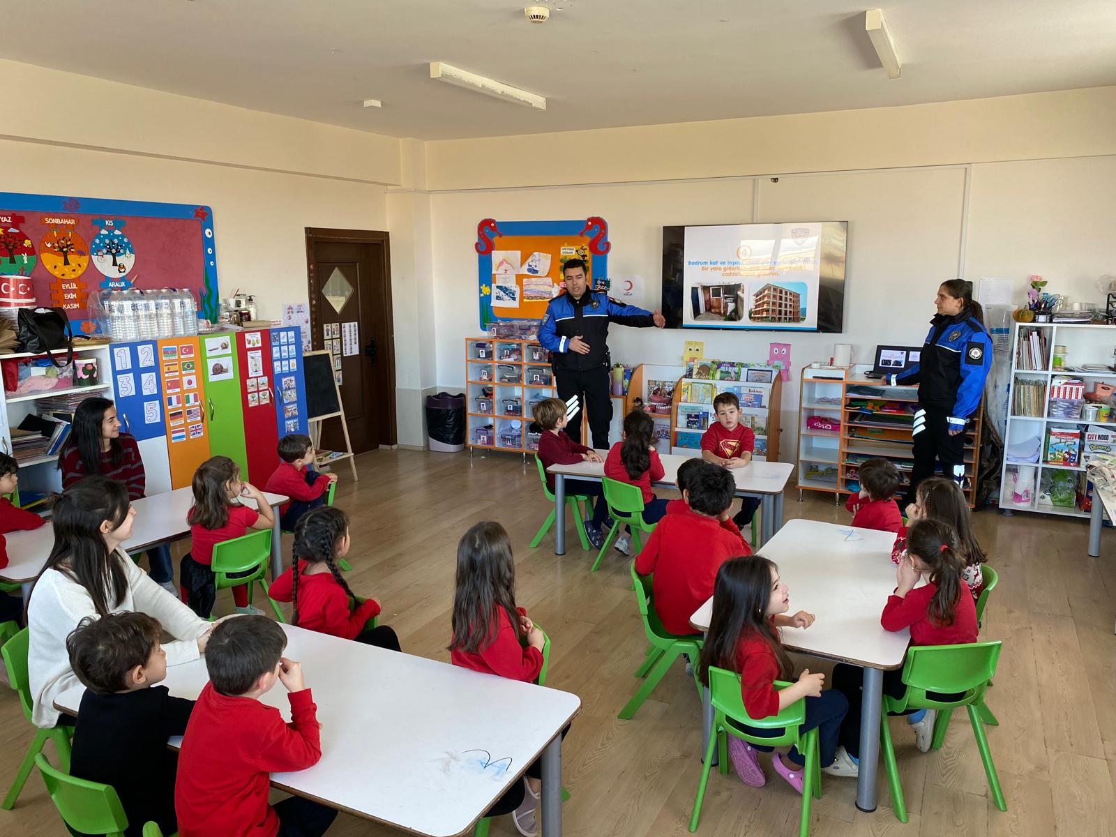 Polislerden Miniklere Ziyaret