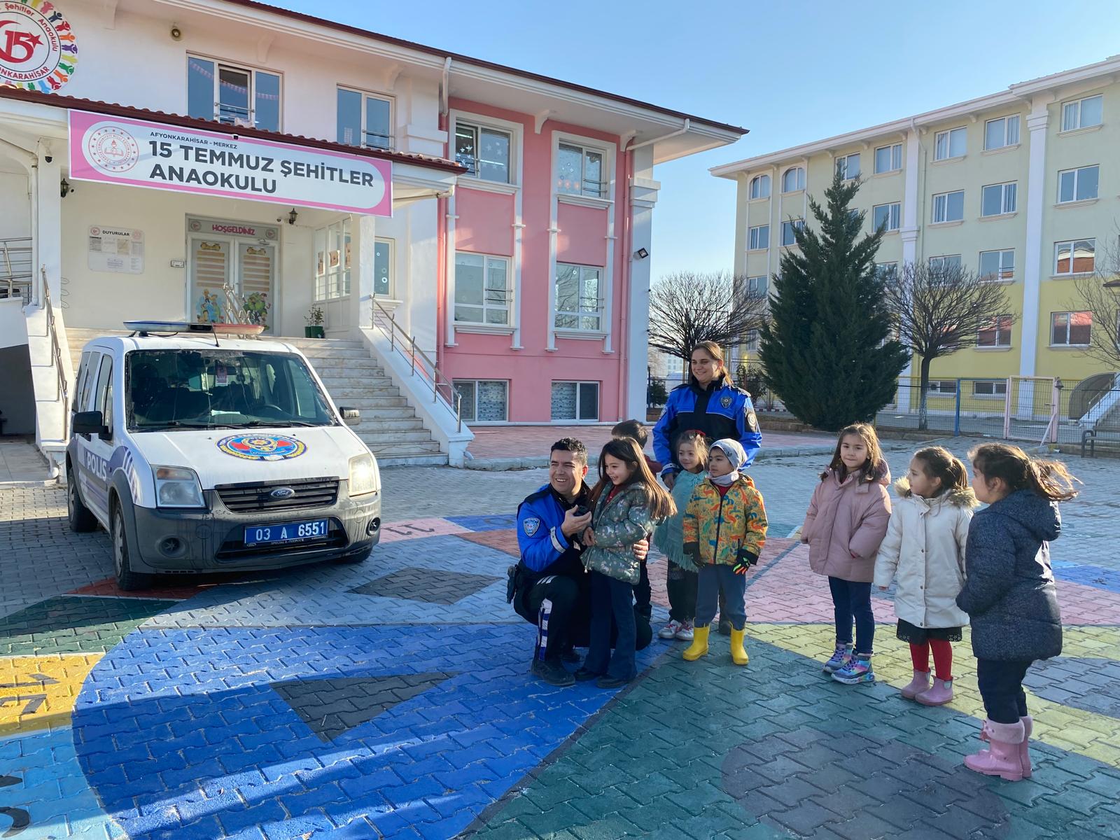 Polislerden Miniklere Ziyaret