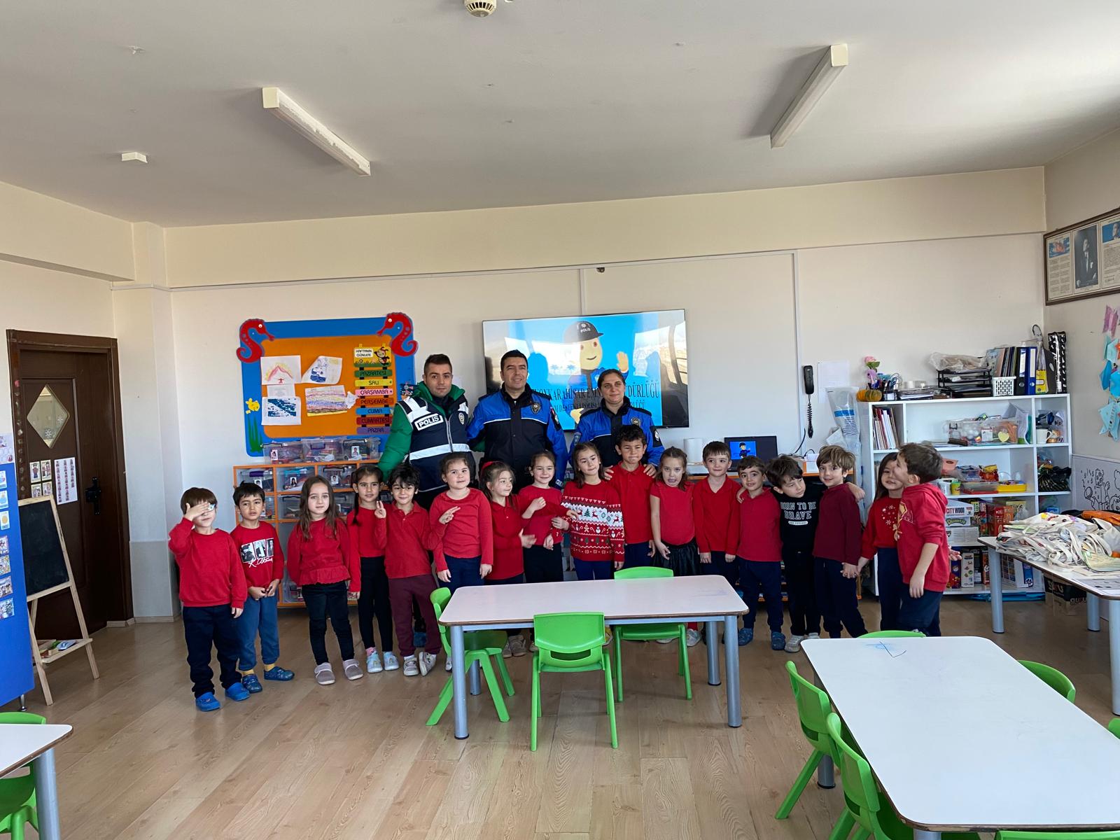 Polislerden Miniklere Ziyaret