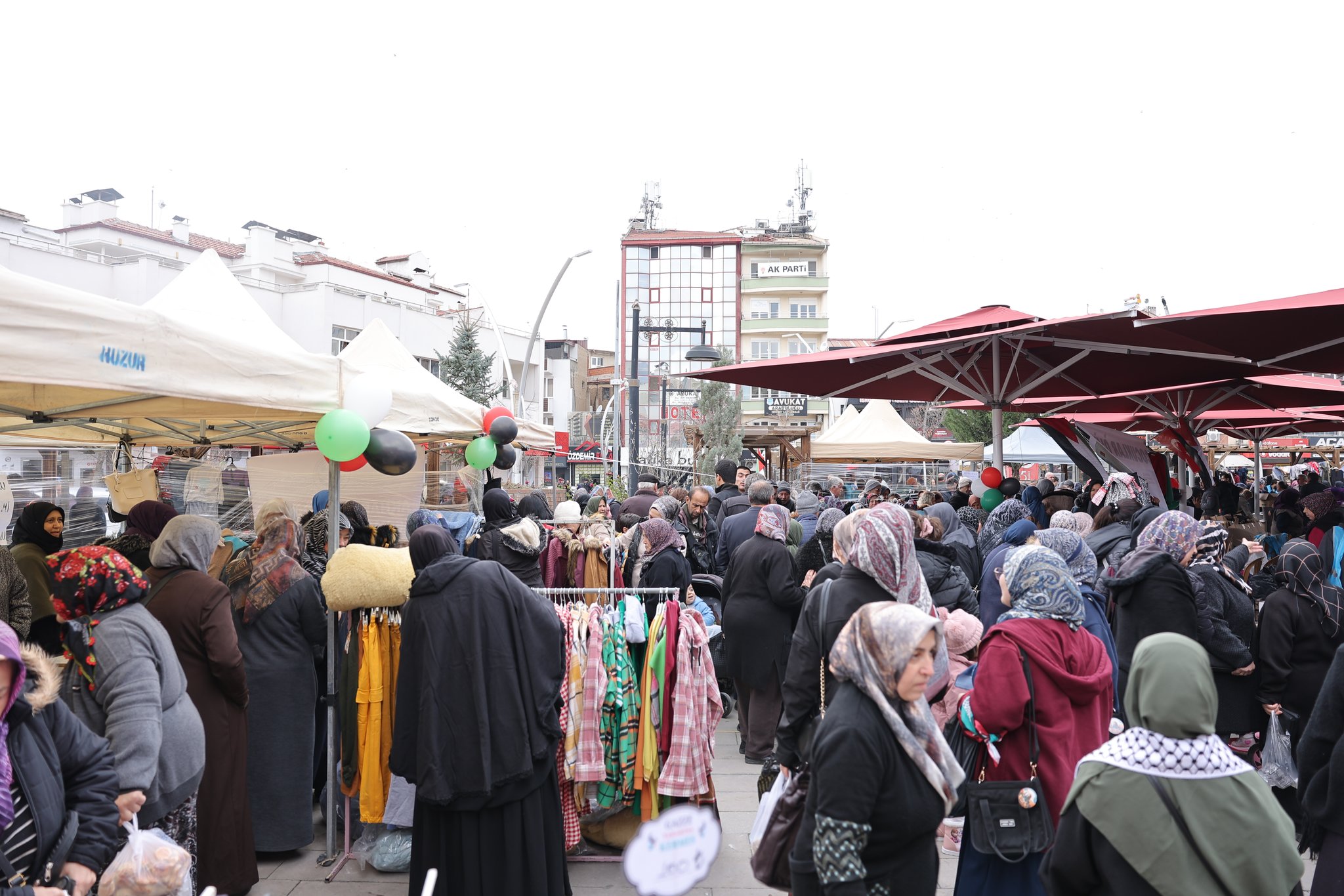 Sandıklı’da Gazze İçin Dayanışma Çarşısı Düzenlendi