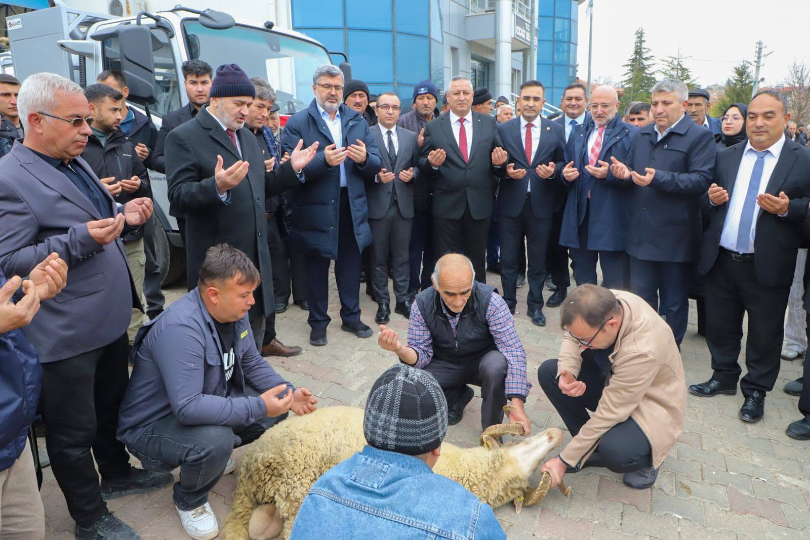AK Parti'den Kocaöz'e Eser Siyaseti
