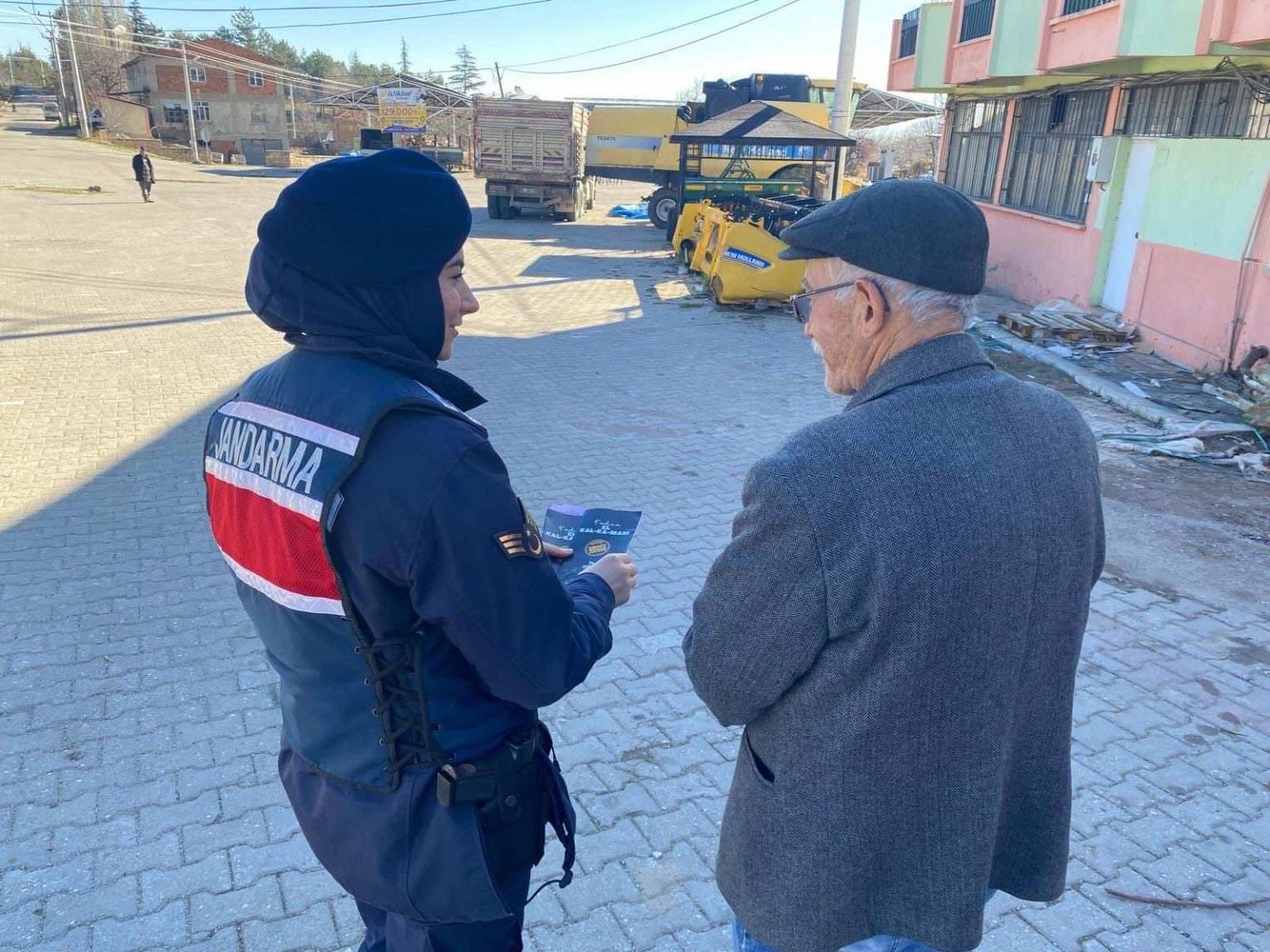 Jandarma'dan Hocalar'da KADES ve "Kadına El Kalkamaz" Bilgilendirmesi