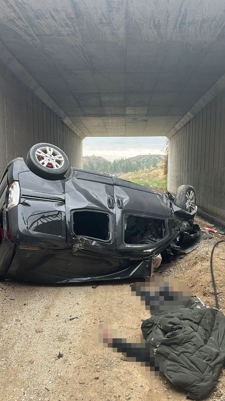 Araç otoyol köprüsünden düştü: 2 ölü, 3 yaralı