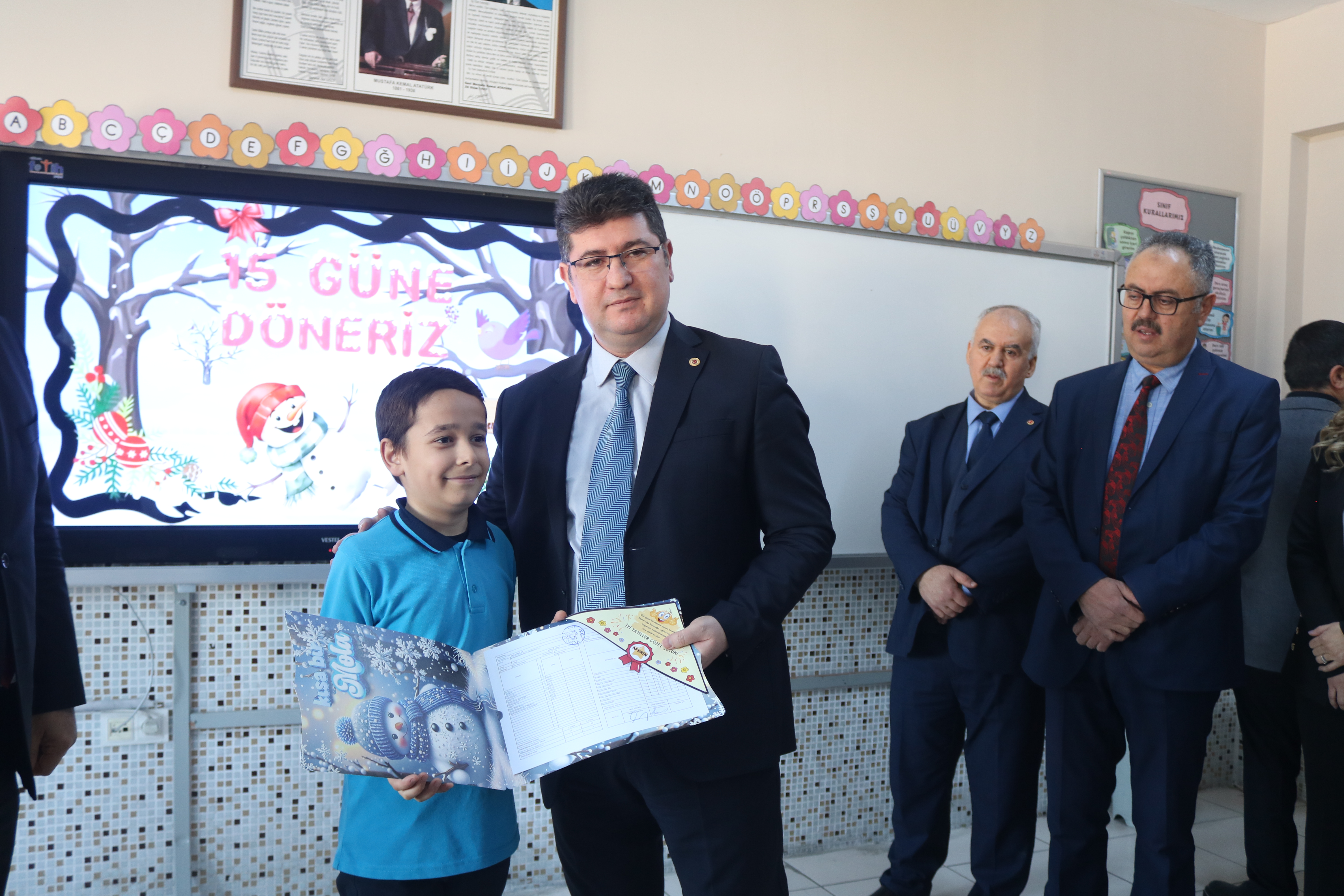 Afyon’da Karne Sevinci: 143 Bin Öğrenci Yarıyıl Tatilinde