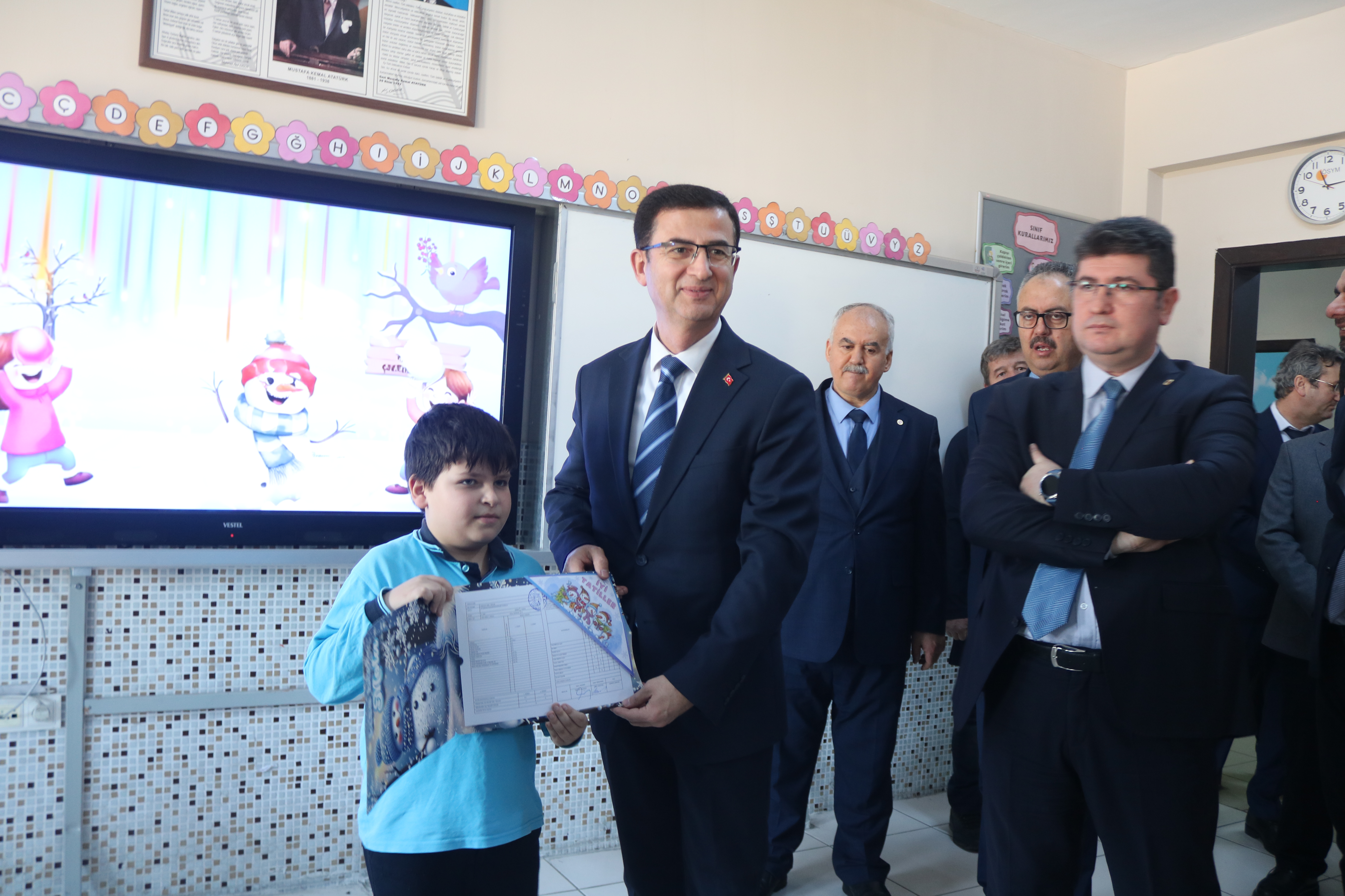 Afyon’da Karne Sevinci: 143 Bin Öğrenci Yarıyıl Tatilinde