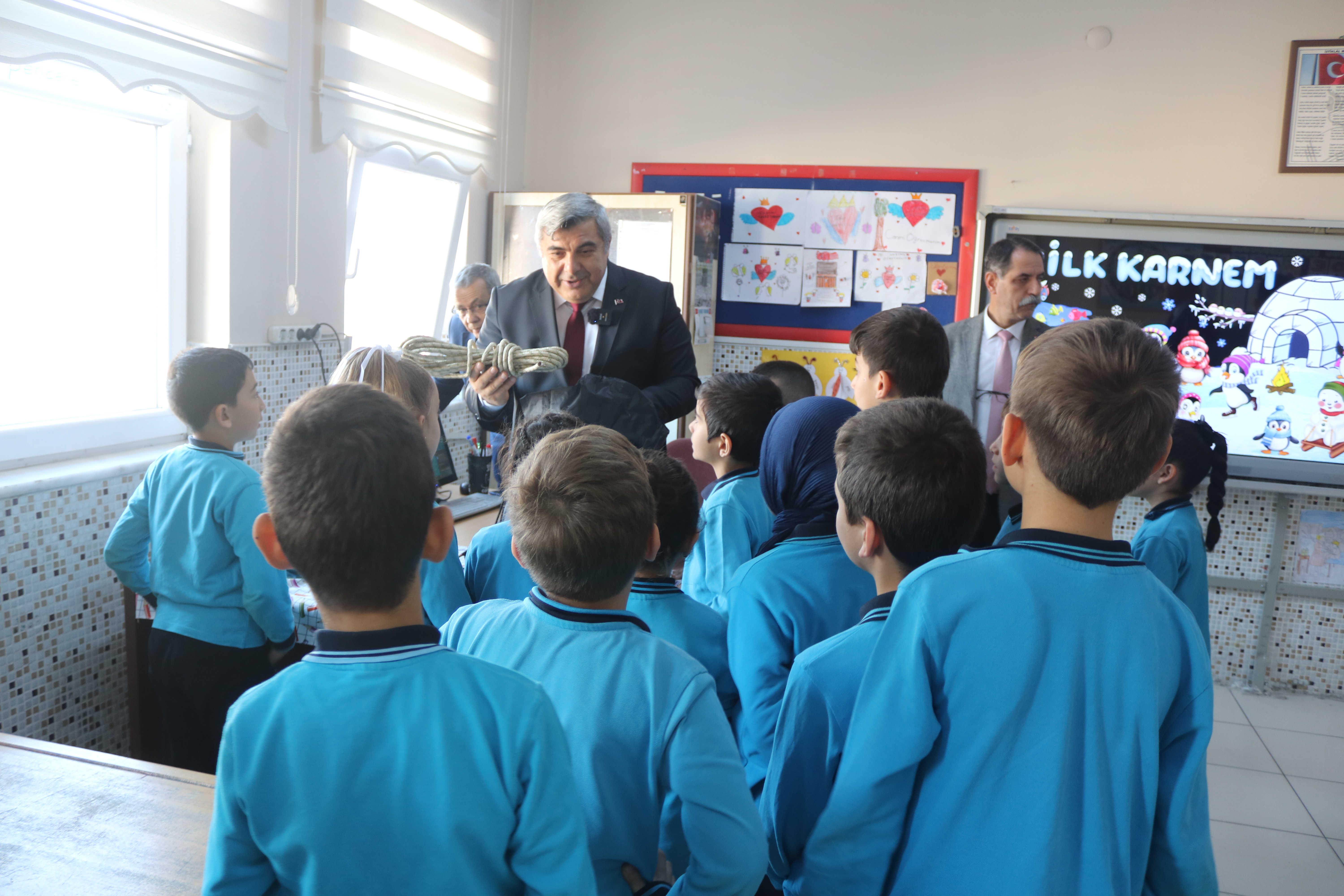 Afyon’da Karne Sevinci: 143 Bin Öğrenci Yarıyıl Tatilinde