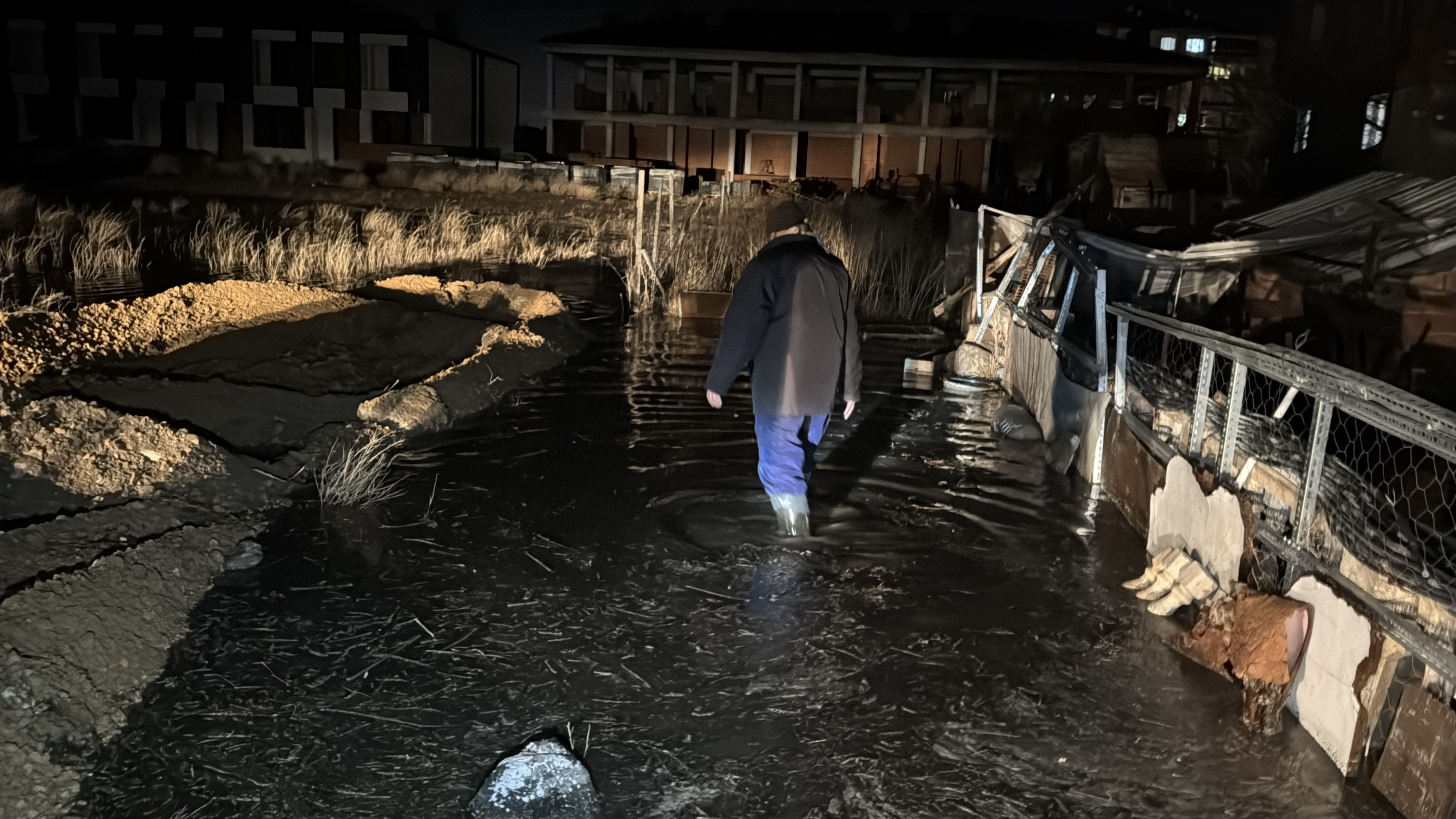Afyon’da Şiddetli Rüzgâr ve Sağanak Hayatı Olumsuz Etkiledi