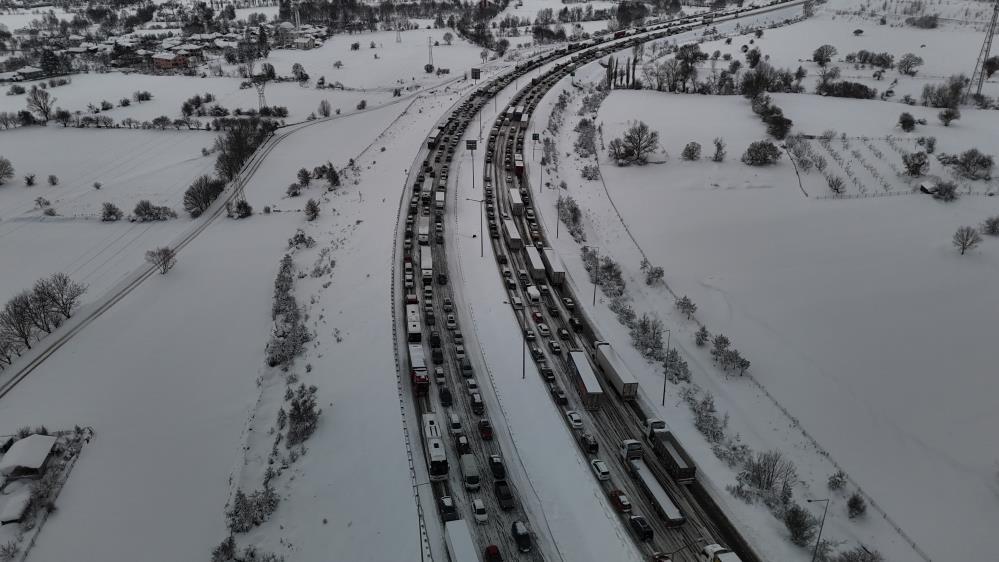 TEM Otoyolu’nun Bolu geçişinde trafik felç: Ankara ve İstanbul yönünde trafik durdu