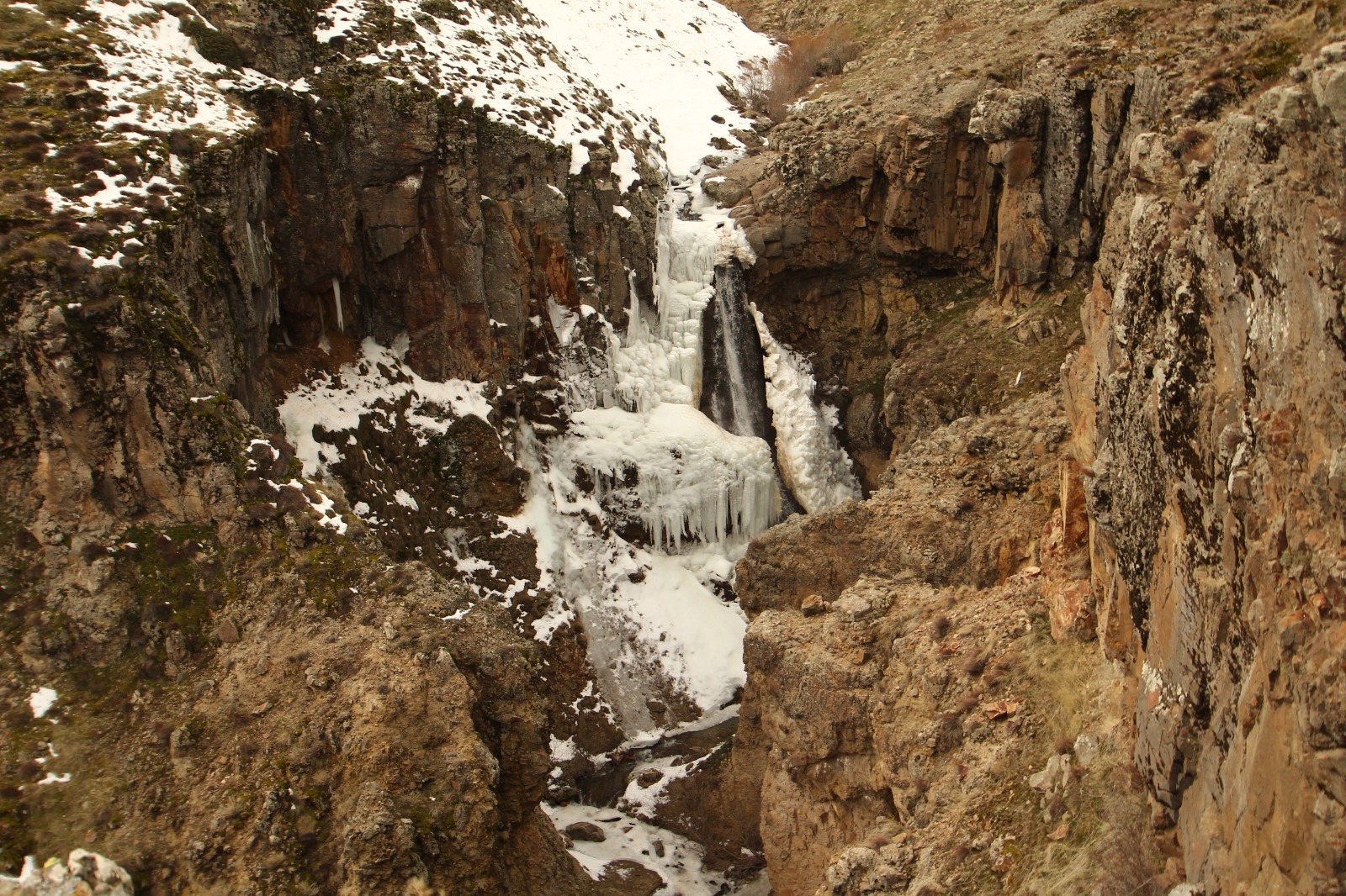 Afyonkarahisar'da Sıfırın Altında Yaşam: Göller ve Şelaleler Buz Tuttu