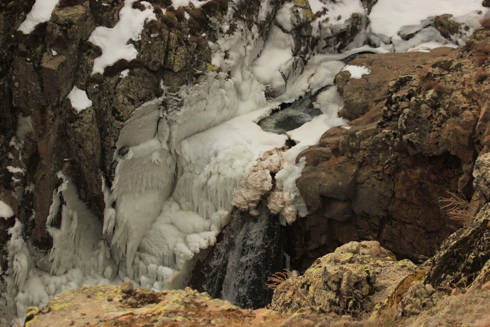 Afyonkarahisar'da Sıfırın Altında Yaşam: Göller ve Şelaleler Buz Tuttu