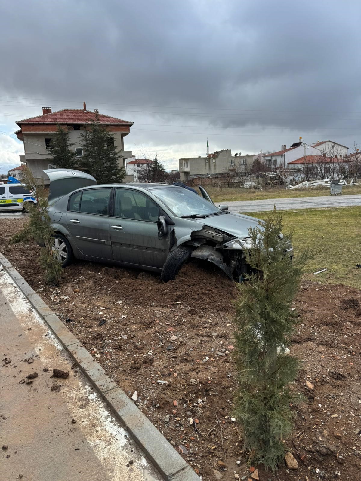 Sandıklı'da Otomobil Peyzaj Alanına Girdi: Facianın Eşiğinden Dönüldü