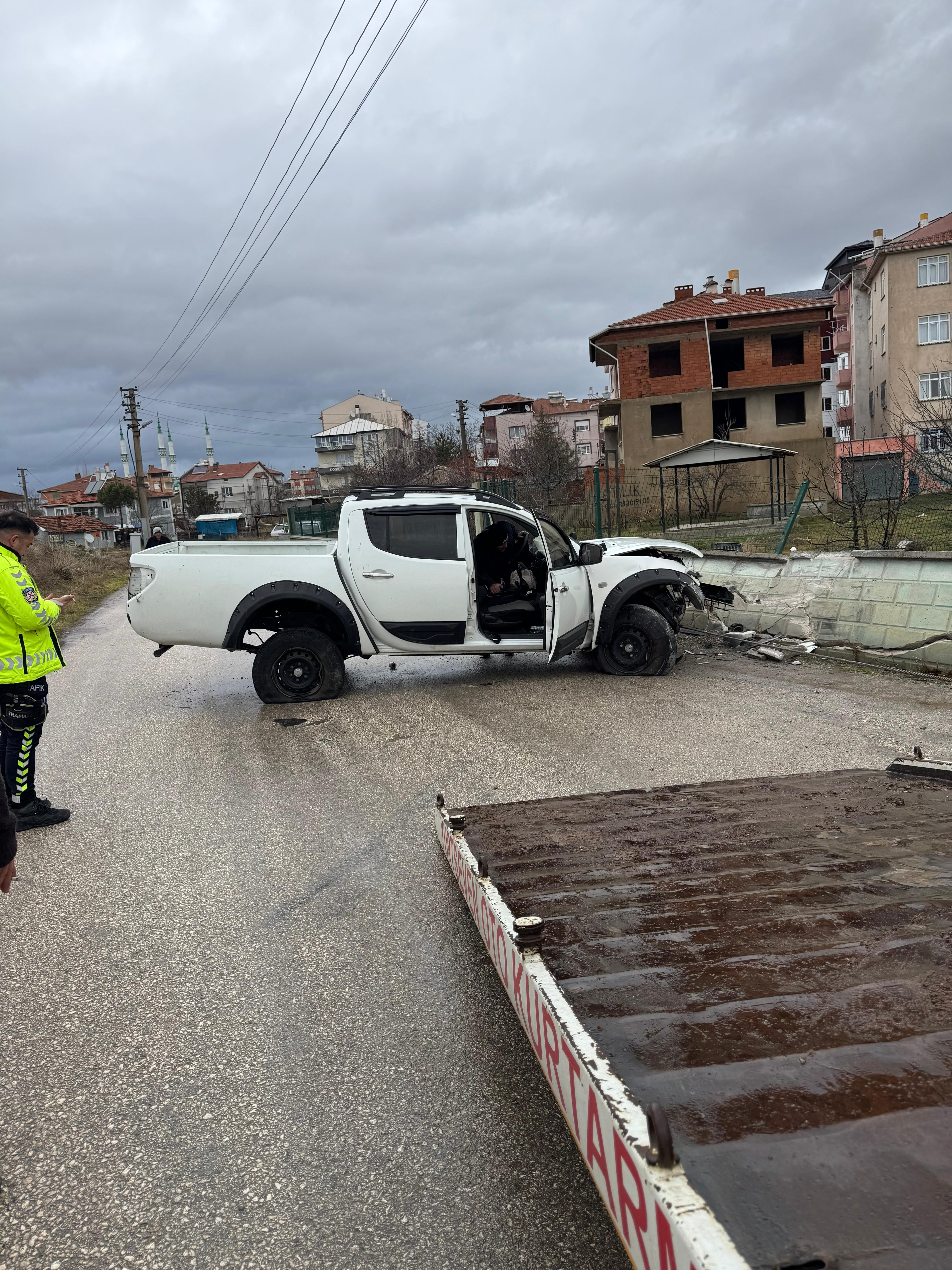 Sandıklı'da Korkutan Kaza: Araç Bahçeye Çakıldı Yaralılar Var
