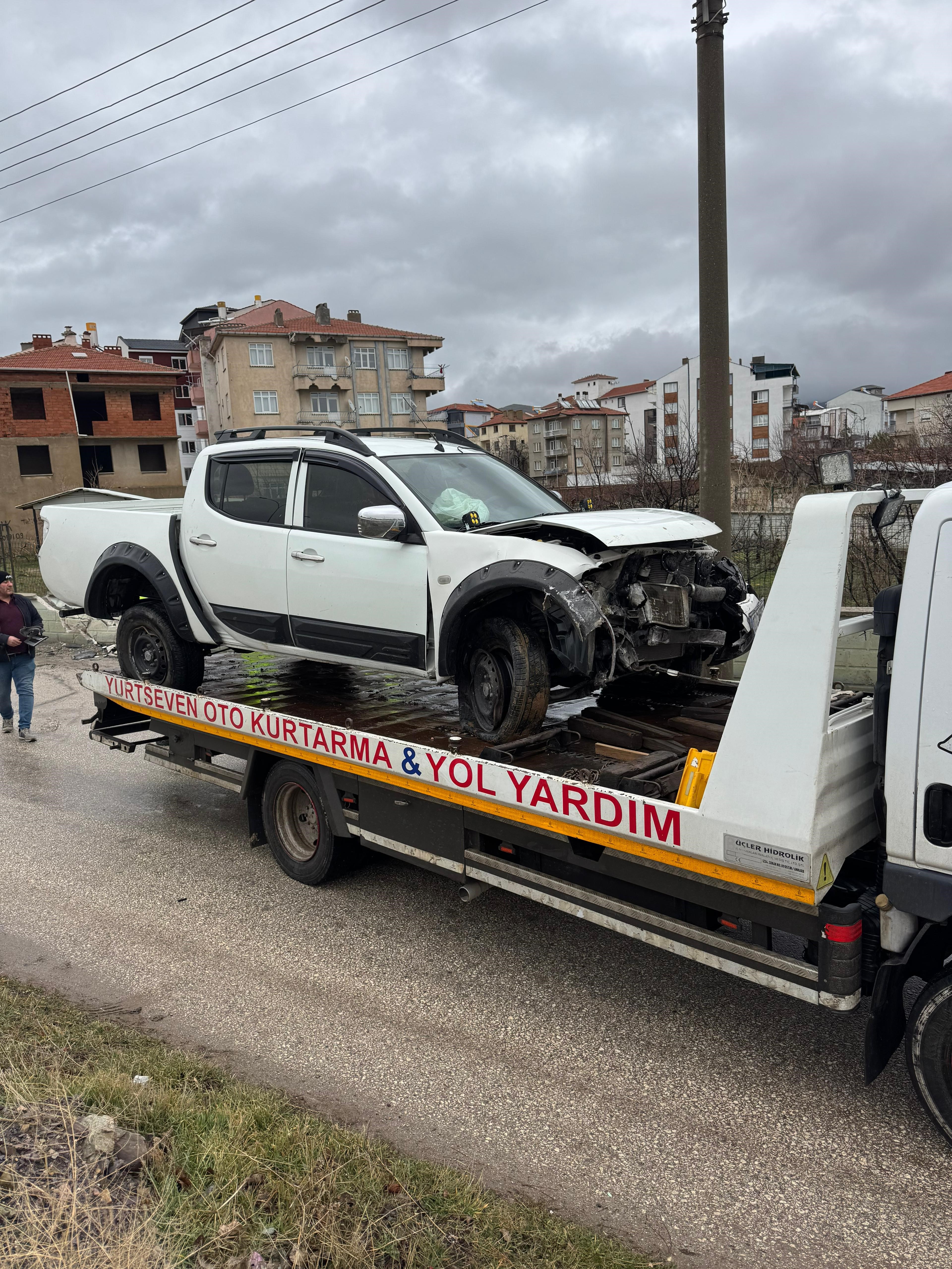 Sandıklı'da Korkutan Kaza: Araç Bahçeye Çakıldı Yaralılar Var