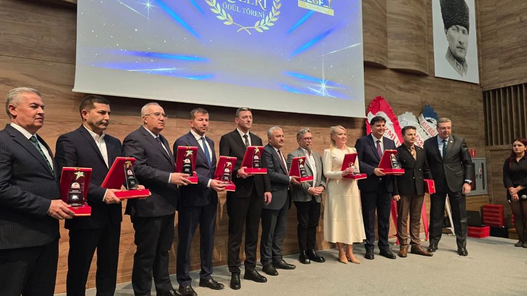 Başkan Tolga Yıldırım’a “Ege’nin En Başarılı İlçe Belediye Başkanı” Ödülü Verildi