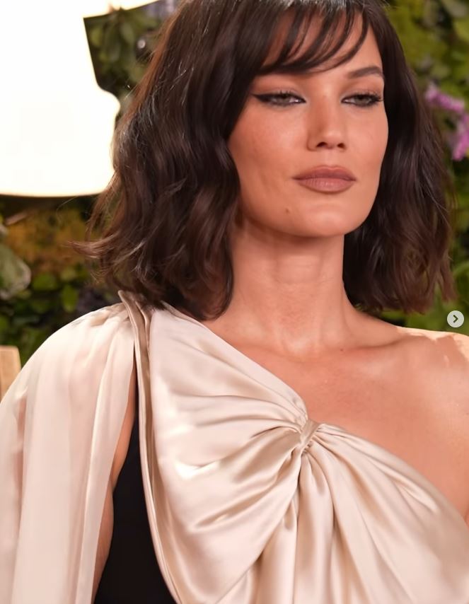 Pınar Deniz, Joy Awards Gecesinde Yeni İmajıyla Göz Kamaştırdı