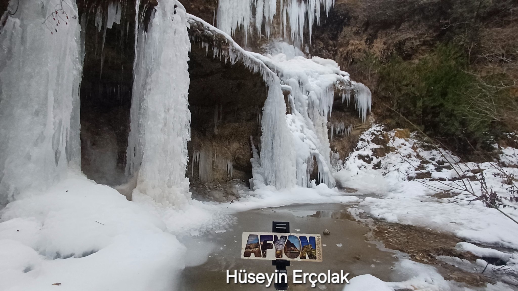 Donmuş Şelalede Fotoğraf Çekti, Kahvesini Yudumladı