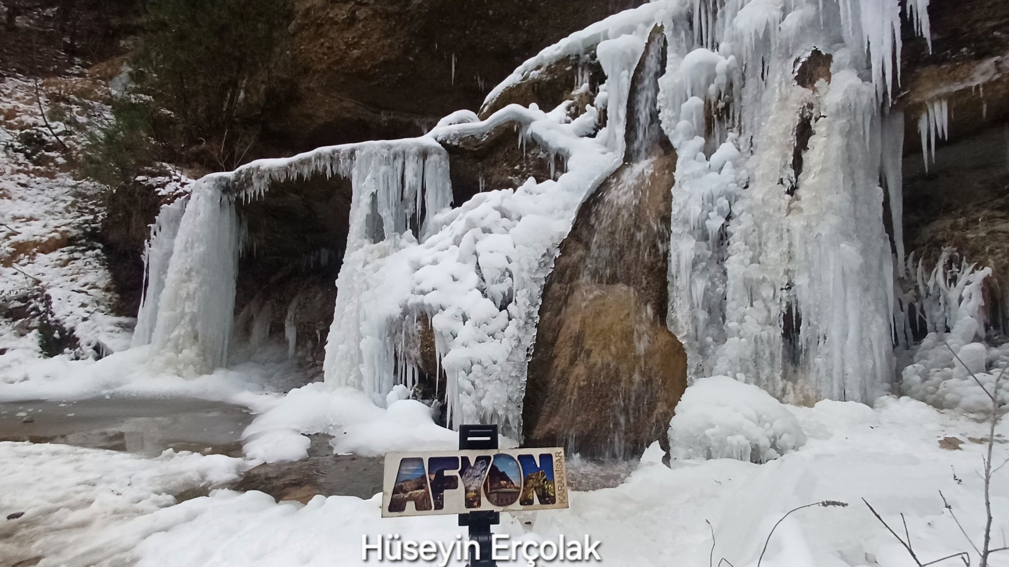 Donmuş Şelalede Fotoğraf Çekti, Kahvesini Yudumladı