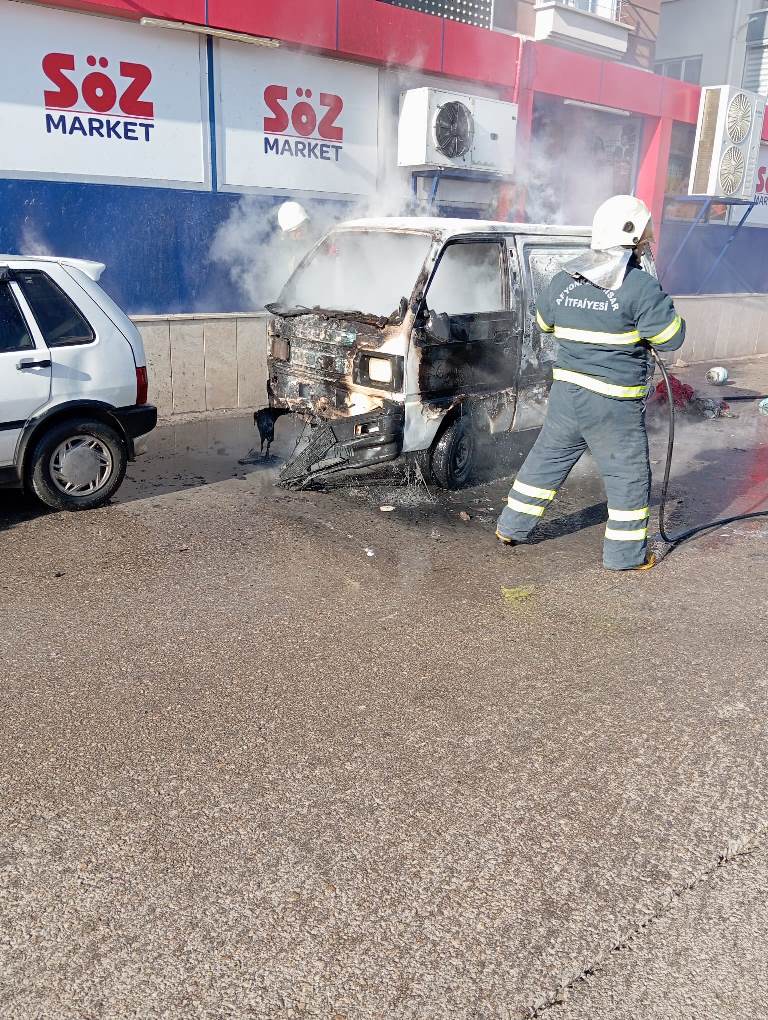 Fatih Mahallesi’nde Yanan Araç Kül Oldu!