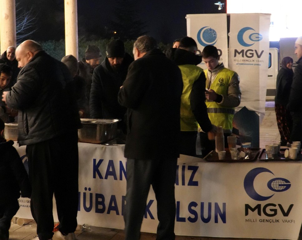 Kandil Gecesinde Ballı Süt Dağıttılar