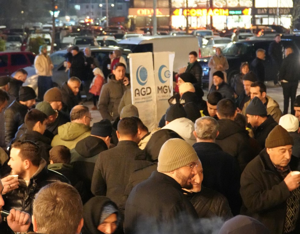 Kandil Gecesinde Ballı Süt Dağıttılar