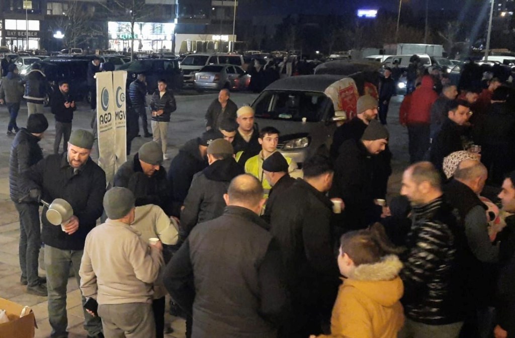 Kandil Gecesinde Ballı Süt Dağıttılar