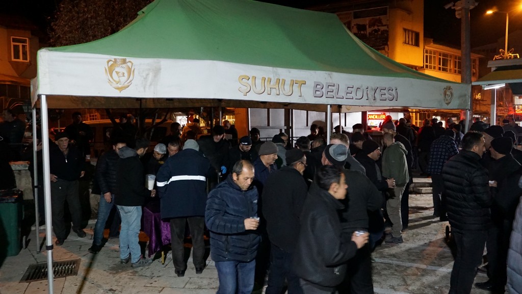 Şuhut’ta Miraç Kandili’nde İkramlar Gönülleri Isıttı