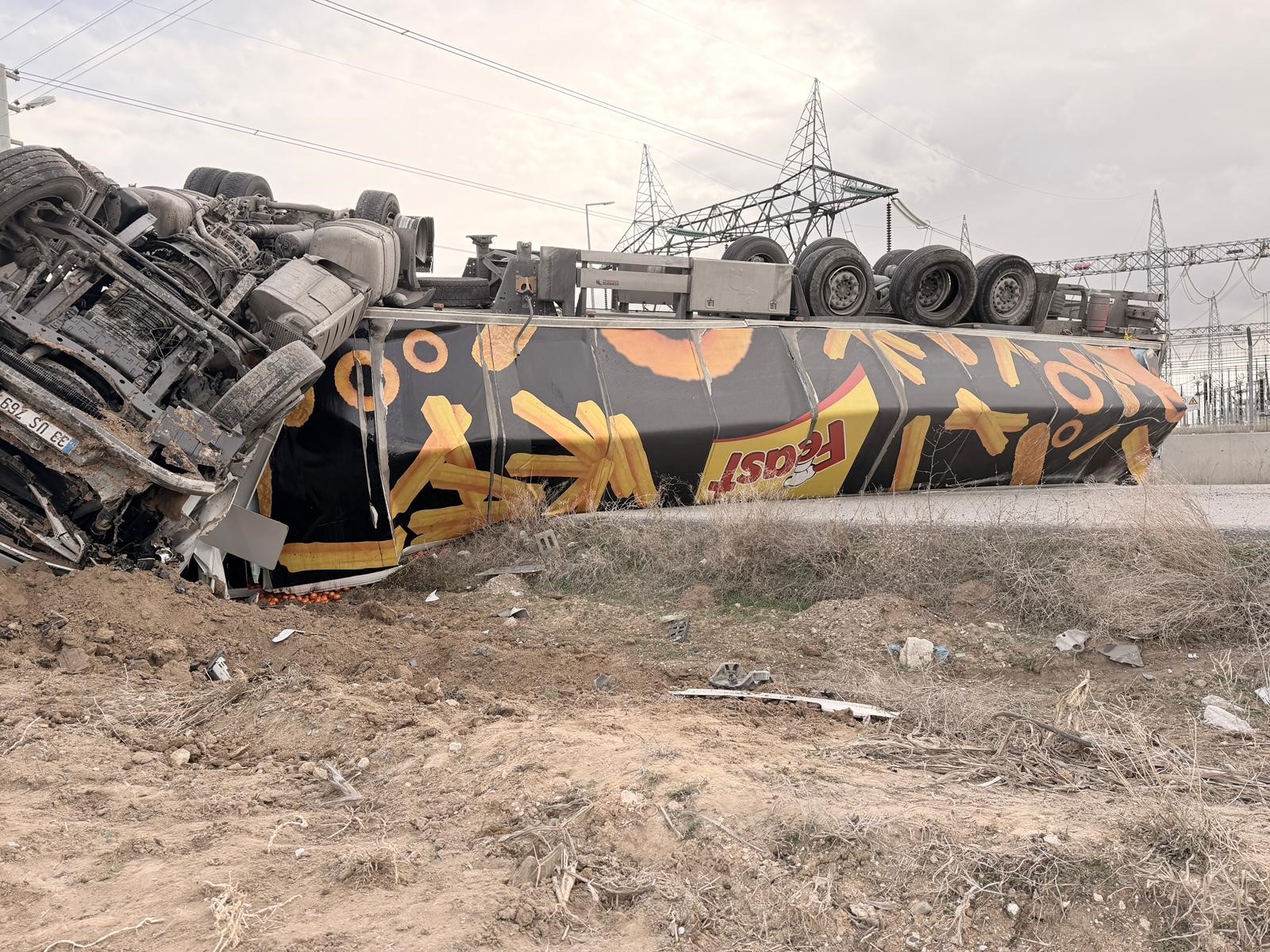 Susuz Yolunda Tır Devrildi, Yol Kapandı: 25 Ton Mandalina Yola Saçıldı!