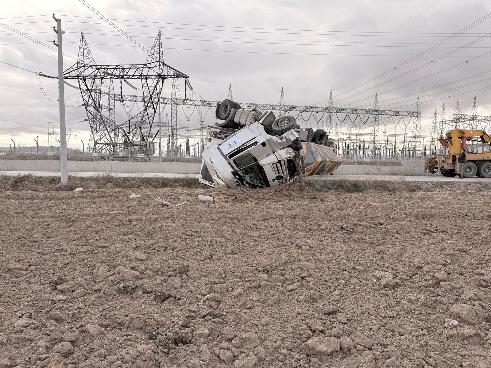 Susuz Yolunda Tır Devrildi, Yol Kapandı: 25 Ton Mandalina Yola Saçıldı!