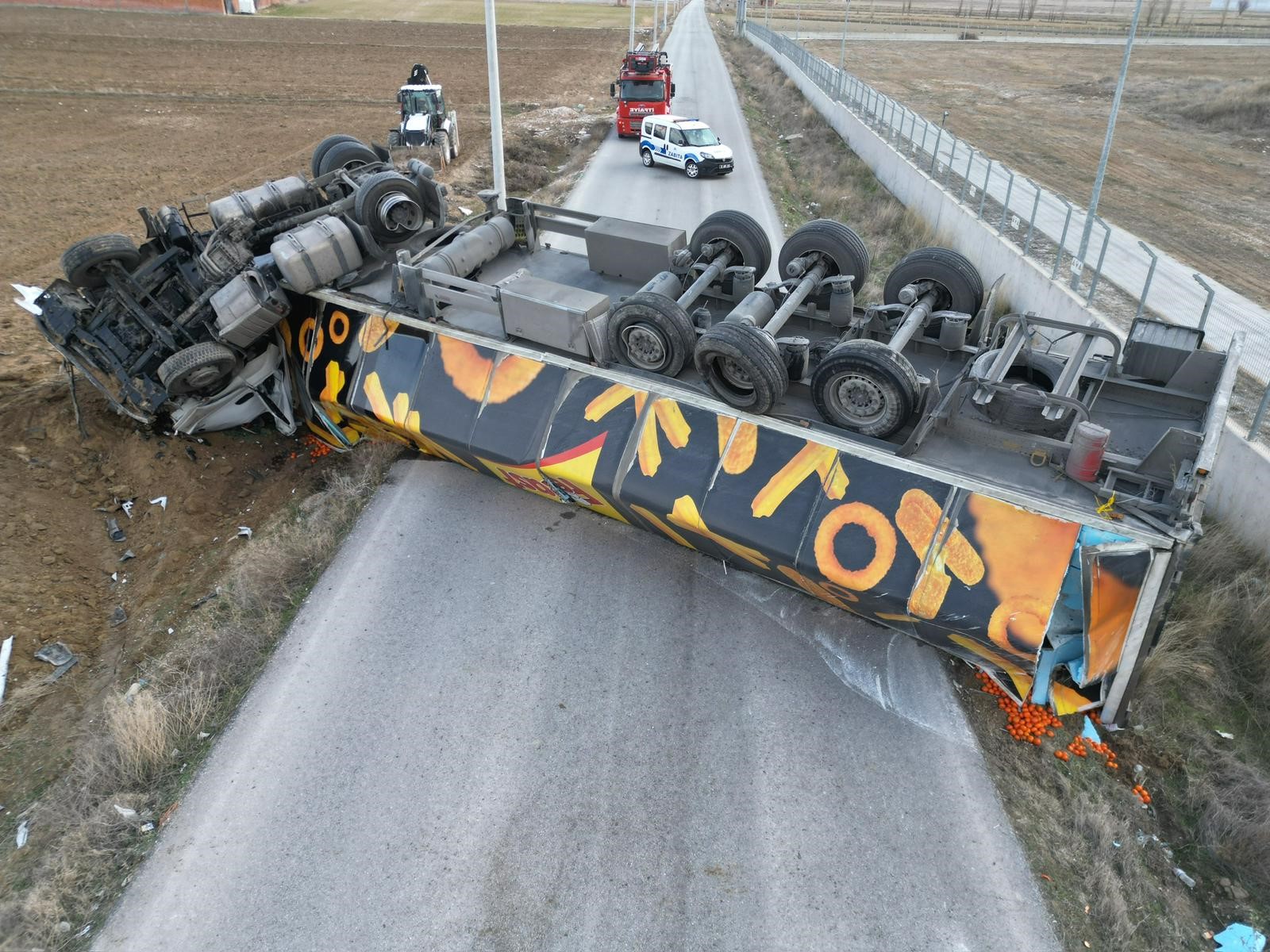 Susuz Yolunda Tır Devrildi, Yol Kapandı: 25 Ton Mandalina Yola Saçıldı!