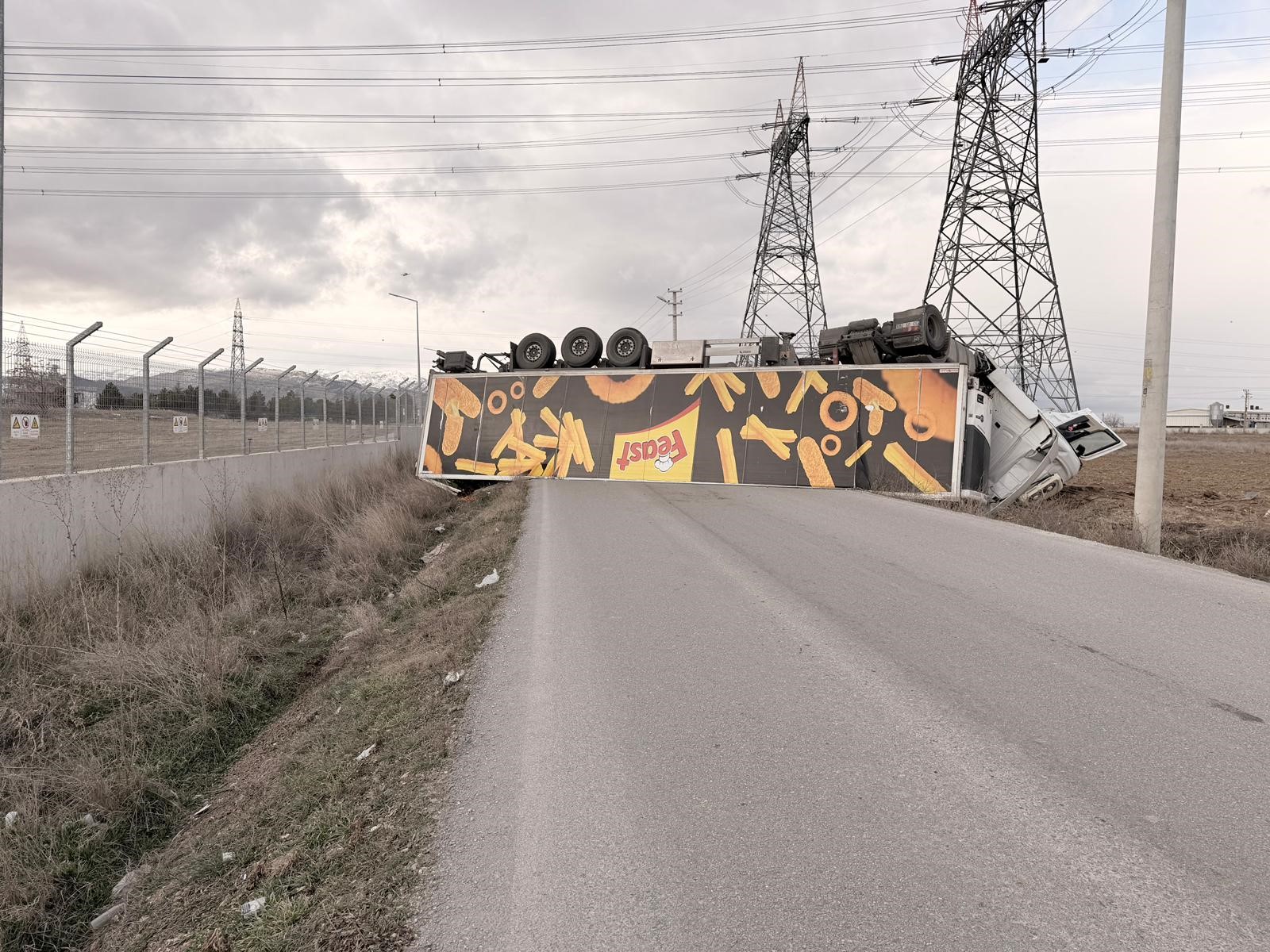 Susuz Yolunda Tır Devrildi, Yol Kapandı: 25 Ton Mandalina Yola Saçıldı!