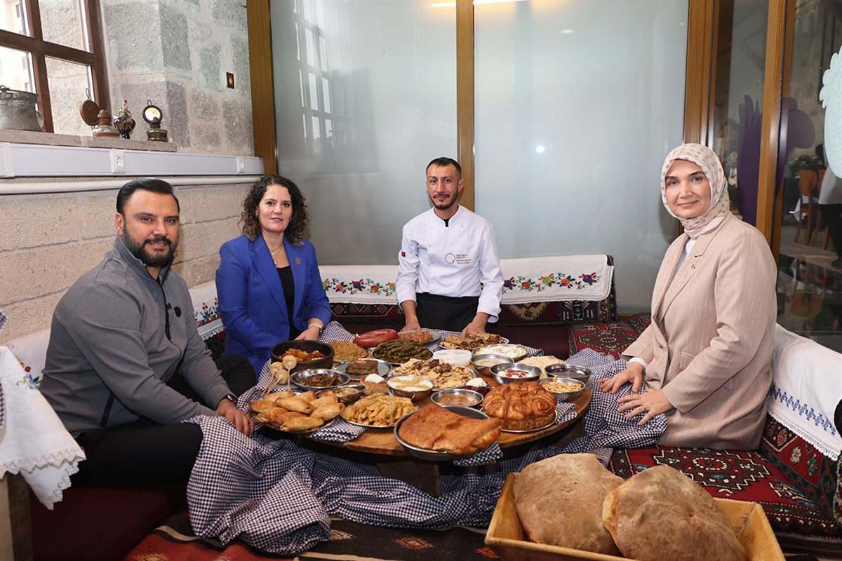 Vali Yiğitbaşı’nın Elleriyle Hazırlandı: "Zürbiye" ve "Haşhaşlı Bulgur Pilavı" Görücüye Çıktı