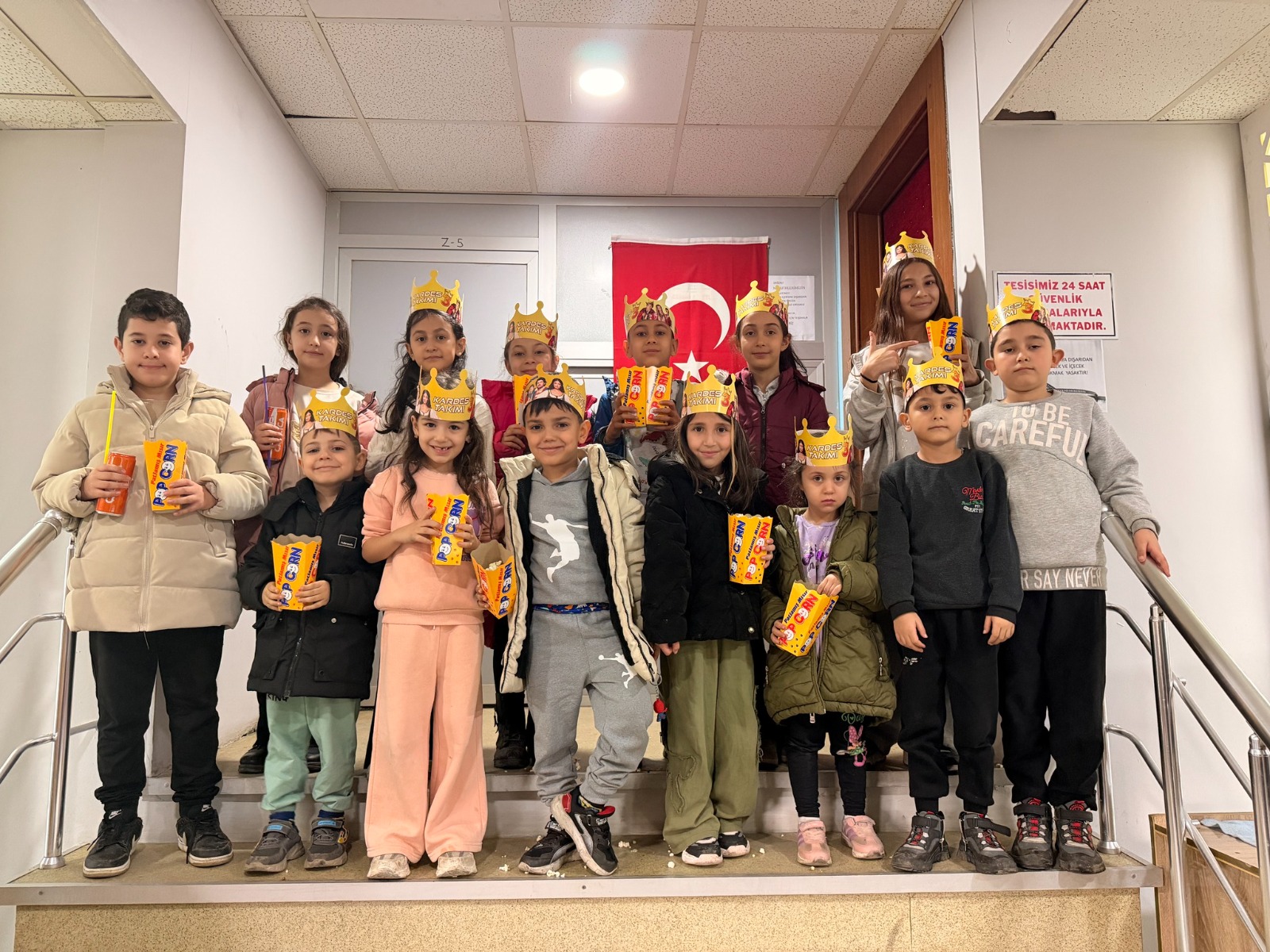 Sandıklı'da Miniklere Karne Hediyesi: "Maşa ile Koca Ayı" Sinemada