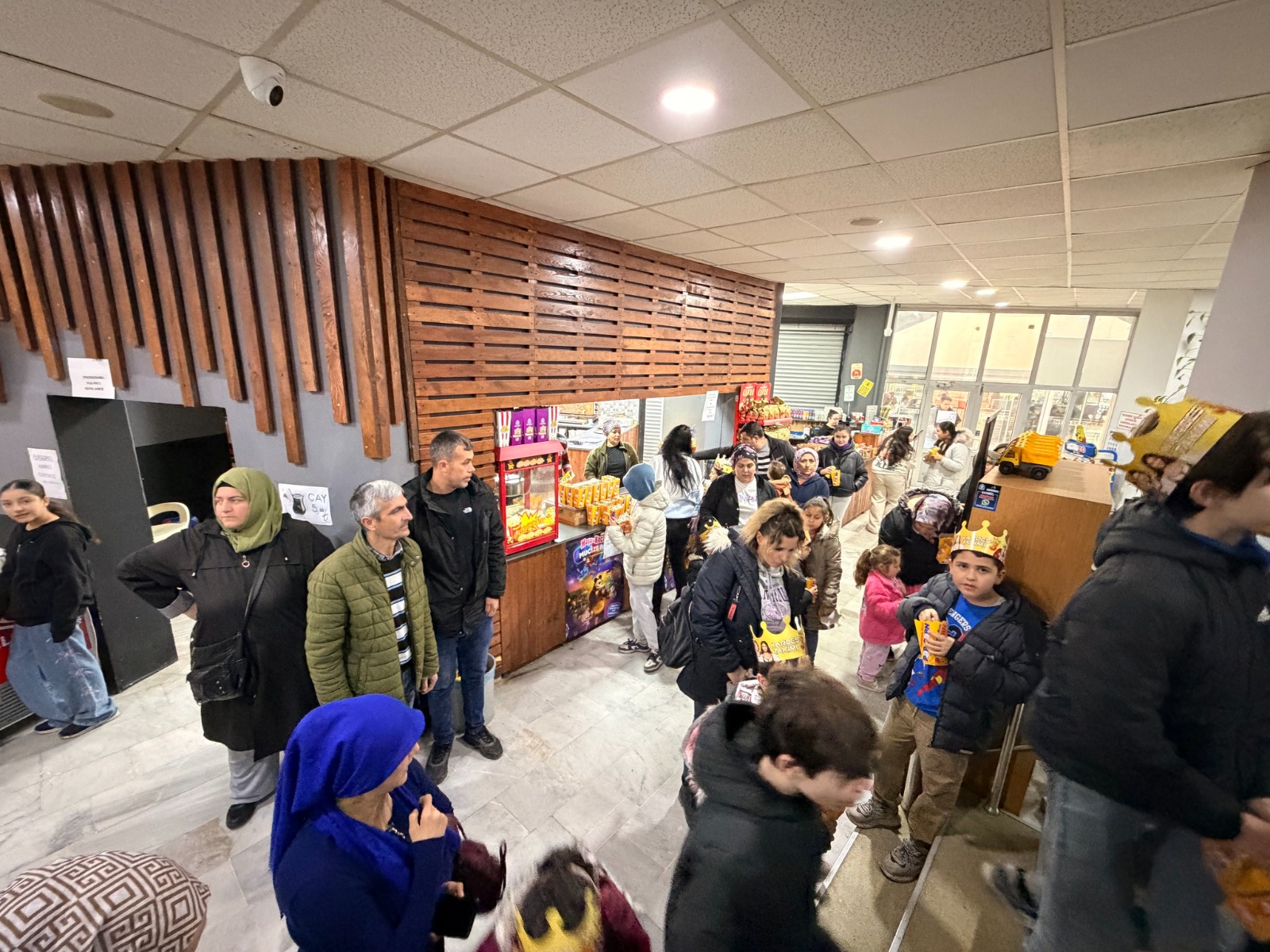 Sandıklı'da Miniklere Karne Hediyesi: "Maşa ile Koca Ayı" Sinemada