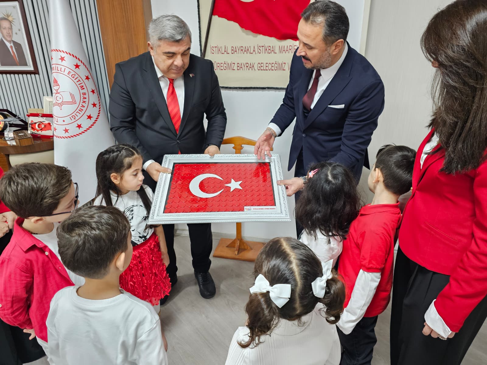 Müdür Sünnetci’ye Minik Ellerden Ay Yıldızlı Hediye