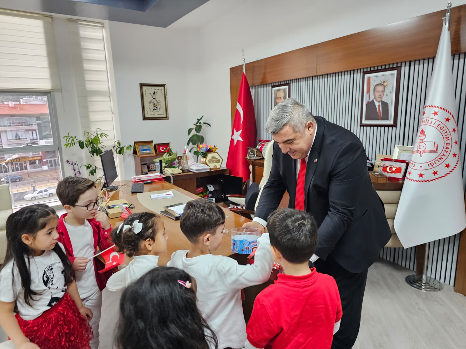 Müdür Sünnetci’ye Minik Ellerden Ay Yıldızlı Hediye