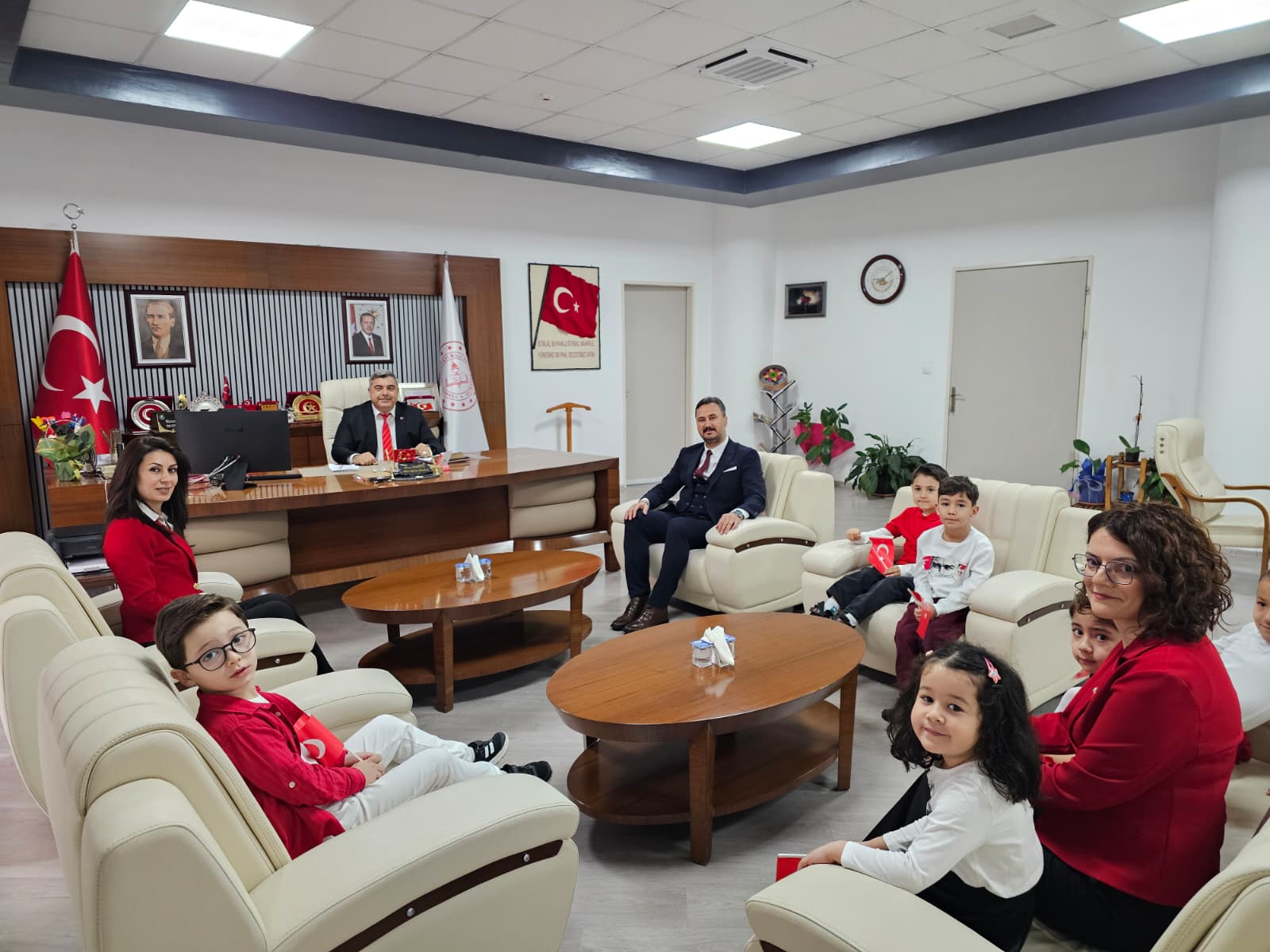 Müdür Sünnetci’ye Minik Ellerden Ay Yıldızlı Hediye