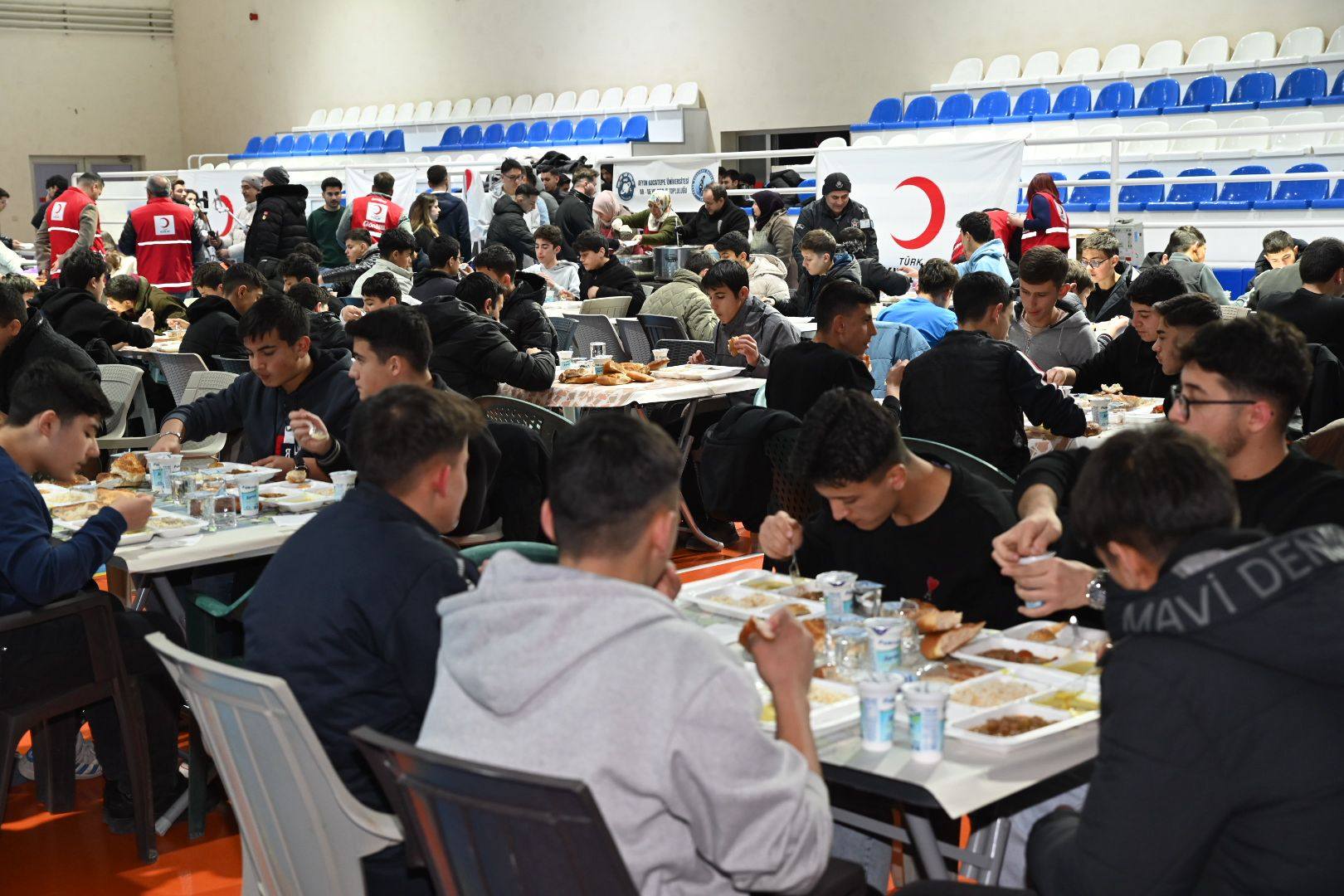 Başkan Koyuncu, Emirdağ’da Kızılay’ın iftar sofrasında gençlerle buluştu