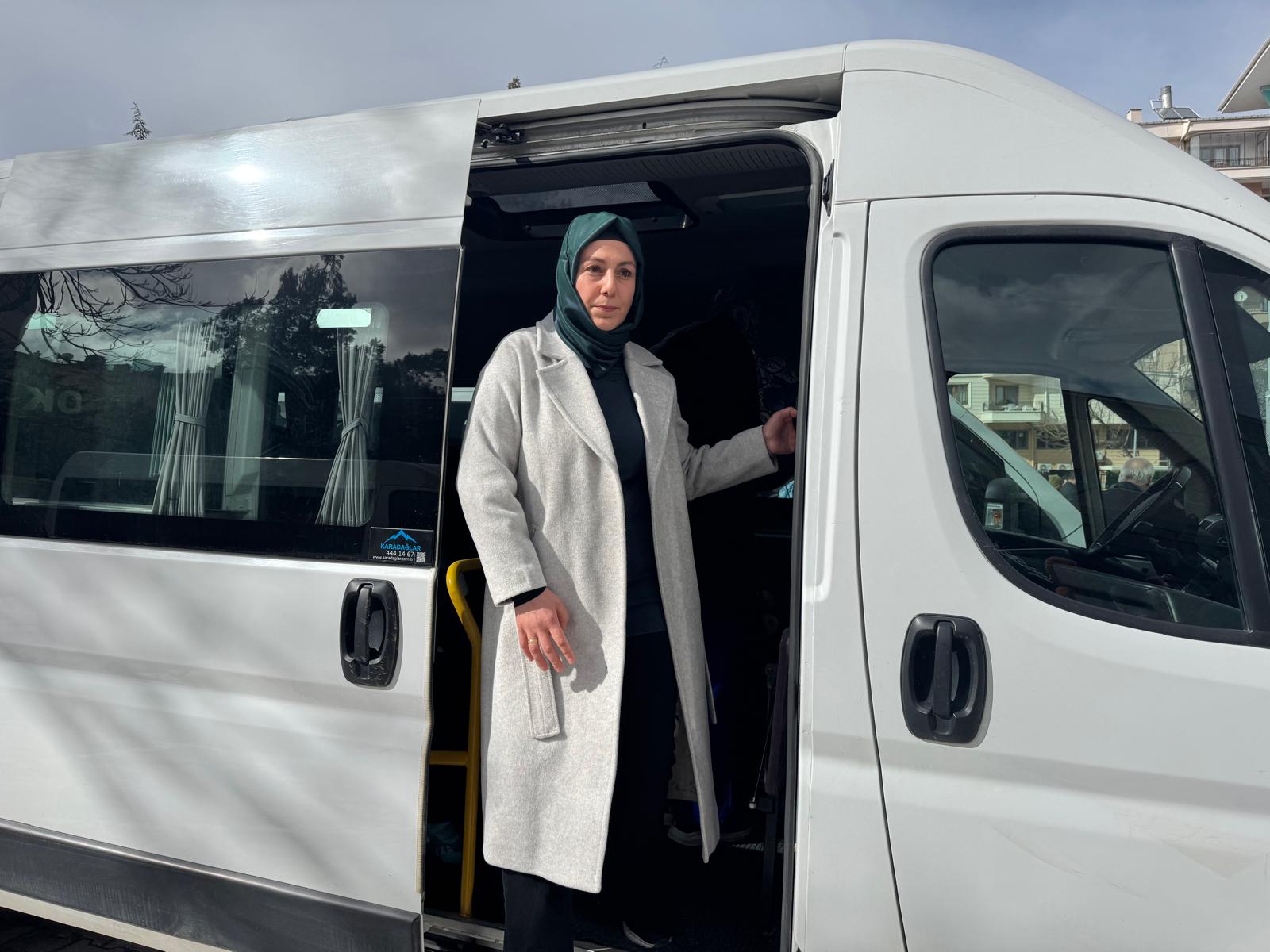 İki Çocuk Annesi Servis Şoförü Üç Yıldır Öğrencileri Güvenle Taşıyor