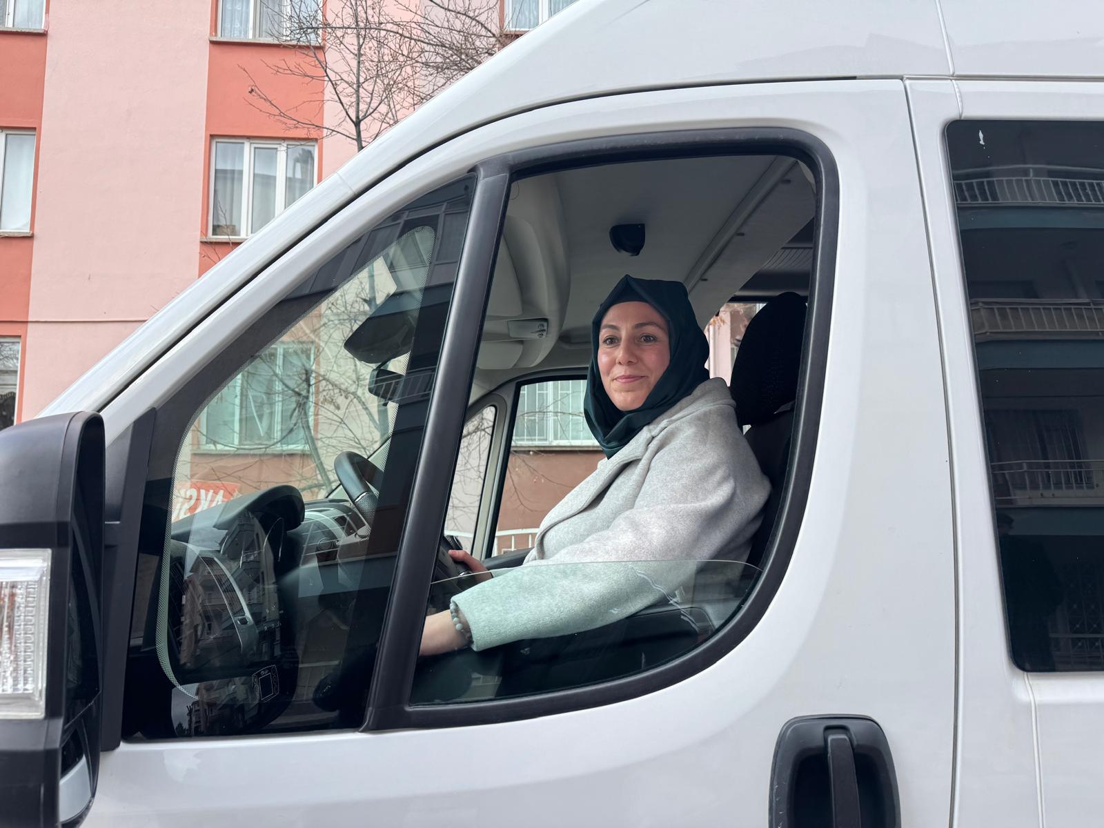 İki Çocuk Annesi Servis Şoförü Üç Yıldır Öğrencileri Güvenle Taşıyor