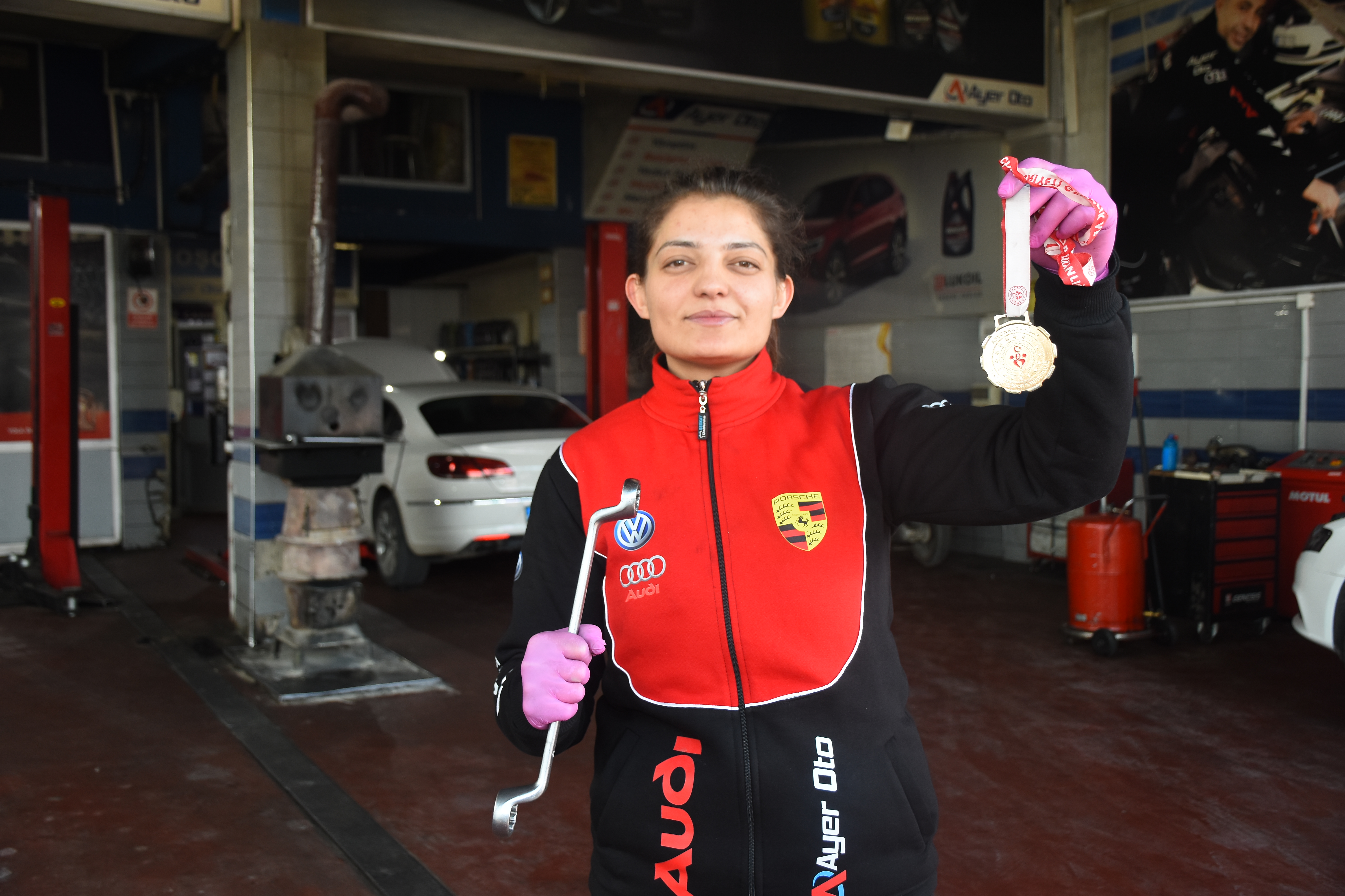 Kadının Gücü Afyon’da: "Hatice Usta" Otomobil Servisinde Araçların Bakım Ve Tamirini Yapıyor