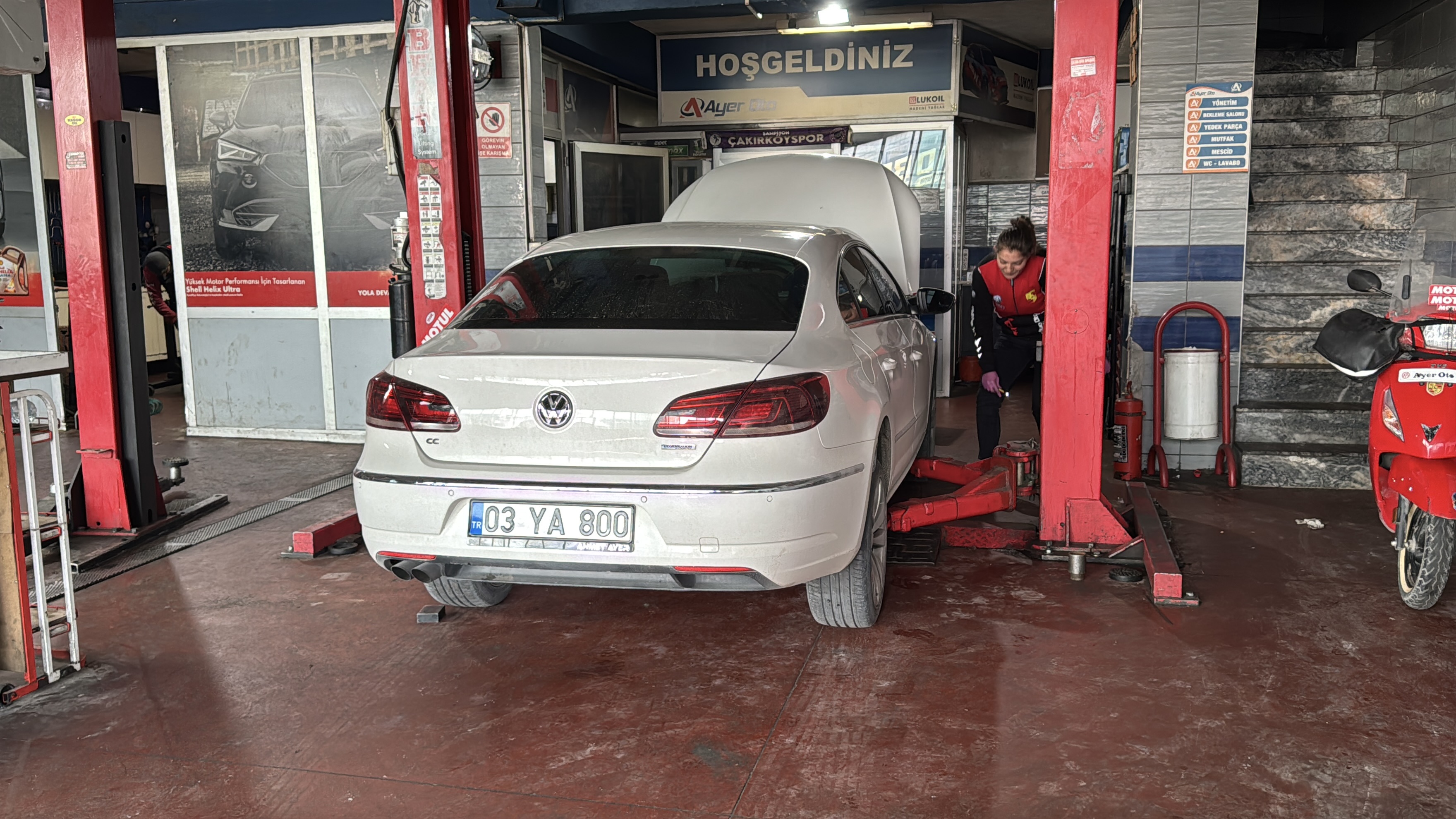 Kadının Gücü Afyon’da: "Hatice Usta" Otomobil Servisinde Araçların Bakım Ve Tamirini Yapıyor