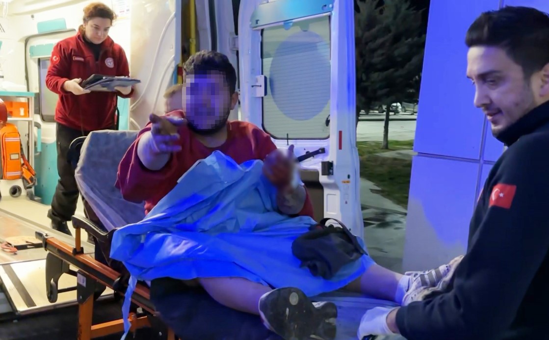 Bıçaklanarak yaralandılar, sedyeden atlayıp gazetecilere saldırdılar