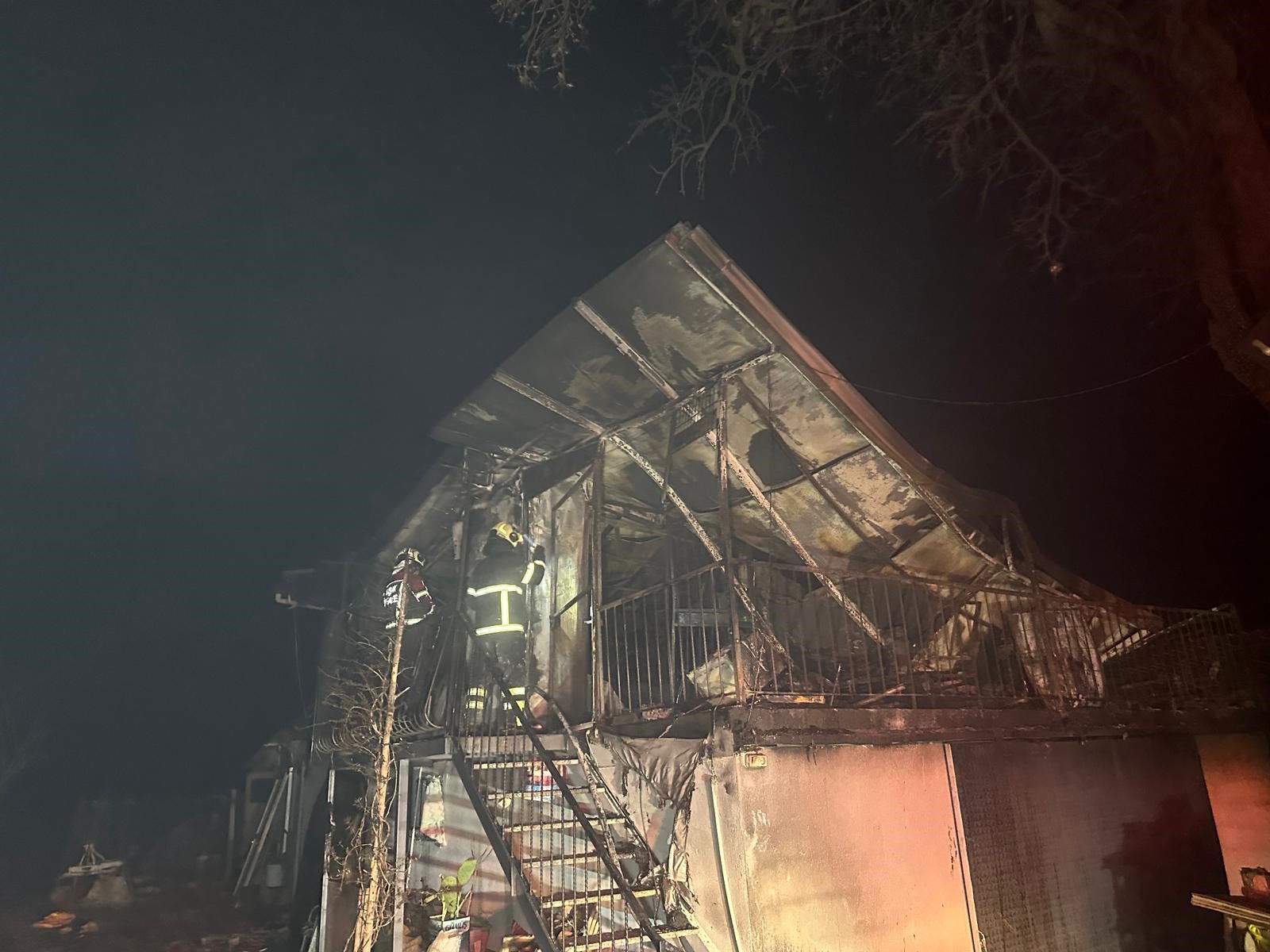 Prefabrik evde çıkan yangında karı-koca hayatını kaybetti