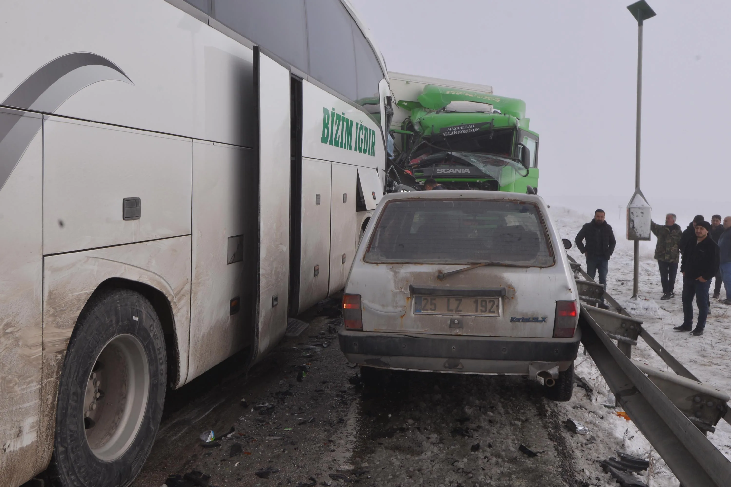 Son Dakika! Erzurum'da Yolcu Otobüsü Ters Dönen Tıra Çaptı: Çok Sayıda Yaralı Var