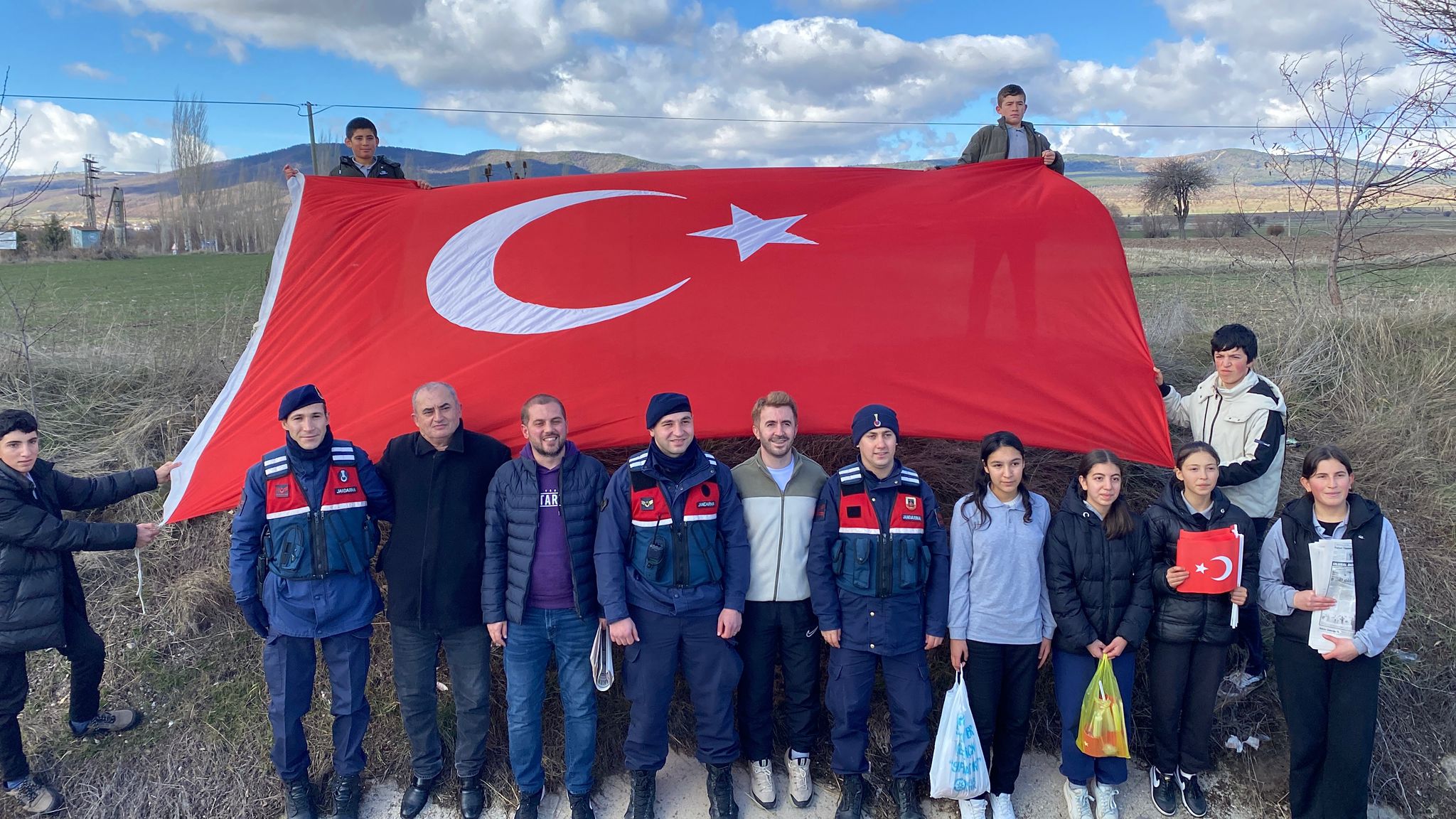 Jandarma ve Öğrencilerden Büyük Taarruz’un Ruhuyla Bayraklı Karşılama