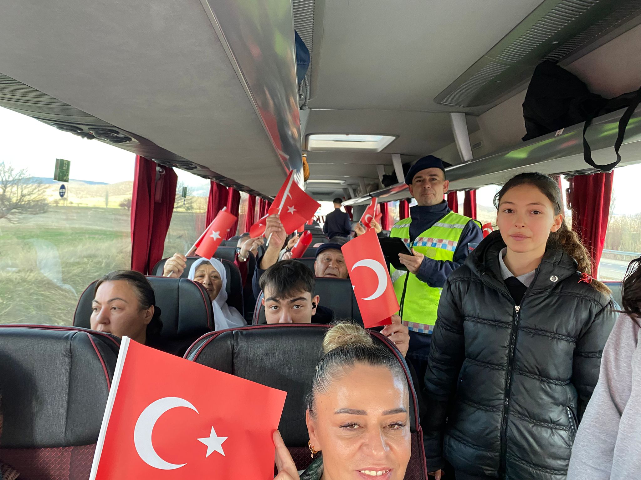 Jandarma ve Öğrencilerden Büyük Taarruz’un Ruhuyla Bayraklı Karşılama